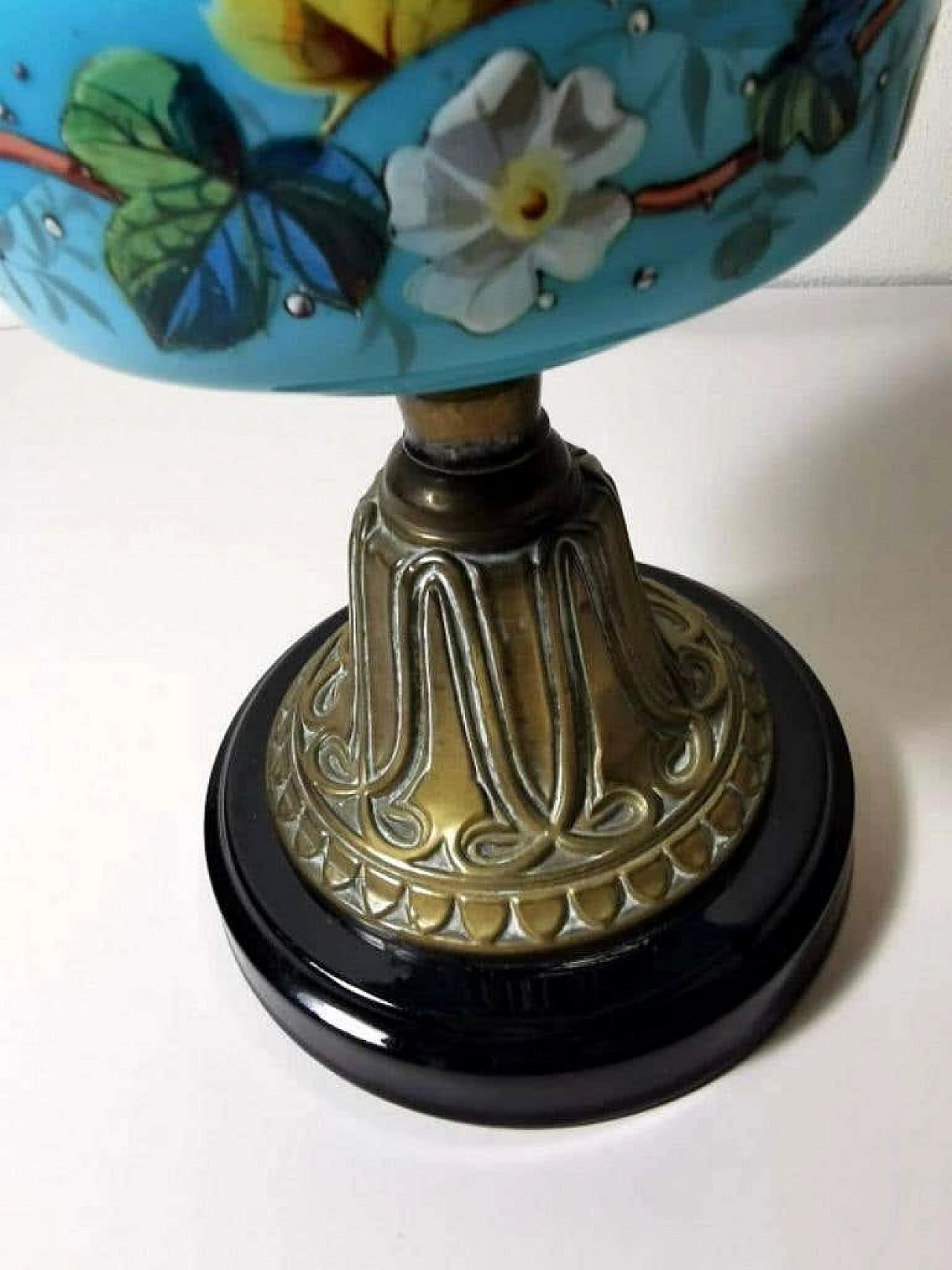 Lampada da tavolo stile Luigi Filippo in vetro opalino blu decorato e ottone dorato 1187331