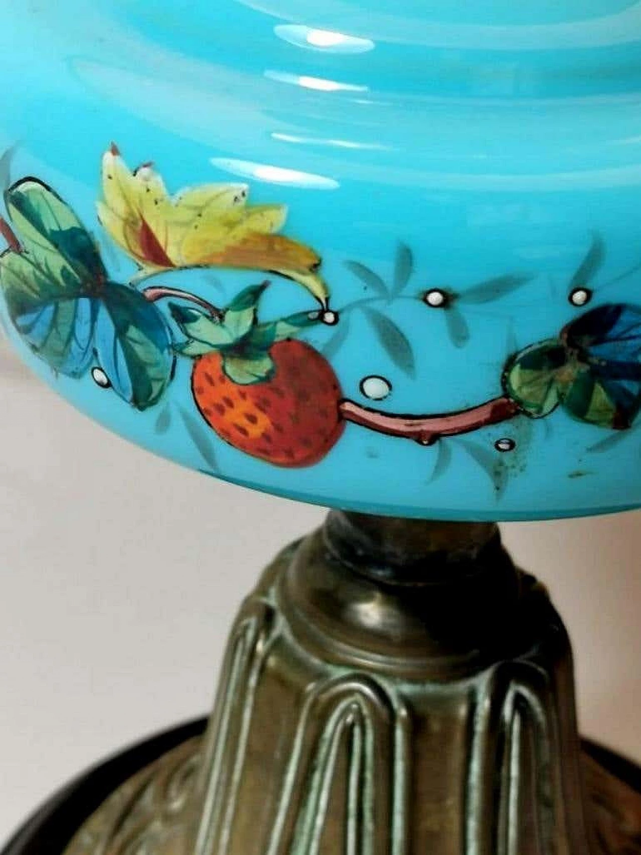 Lampada da tavolo stile Luigi Filippo in vetro opalino blu decorato e ottone dorato 1187333