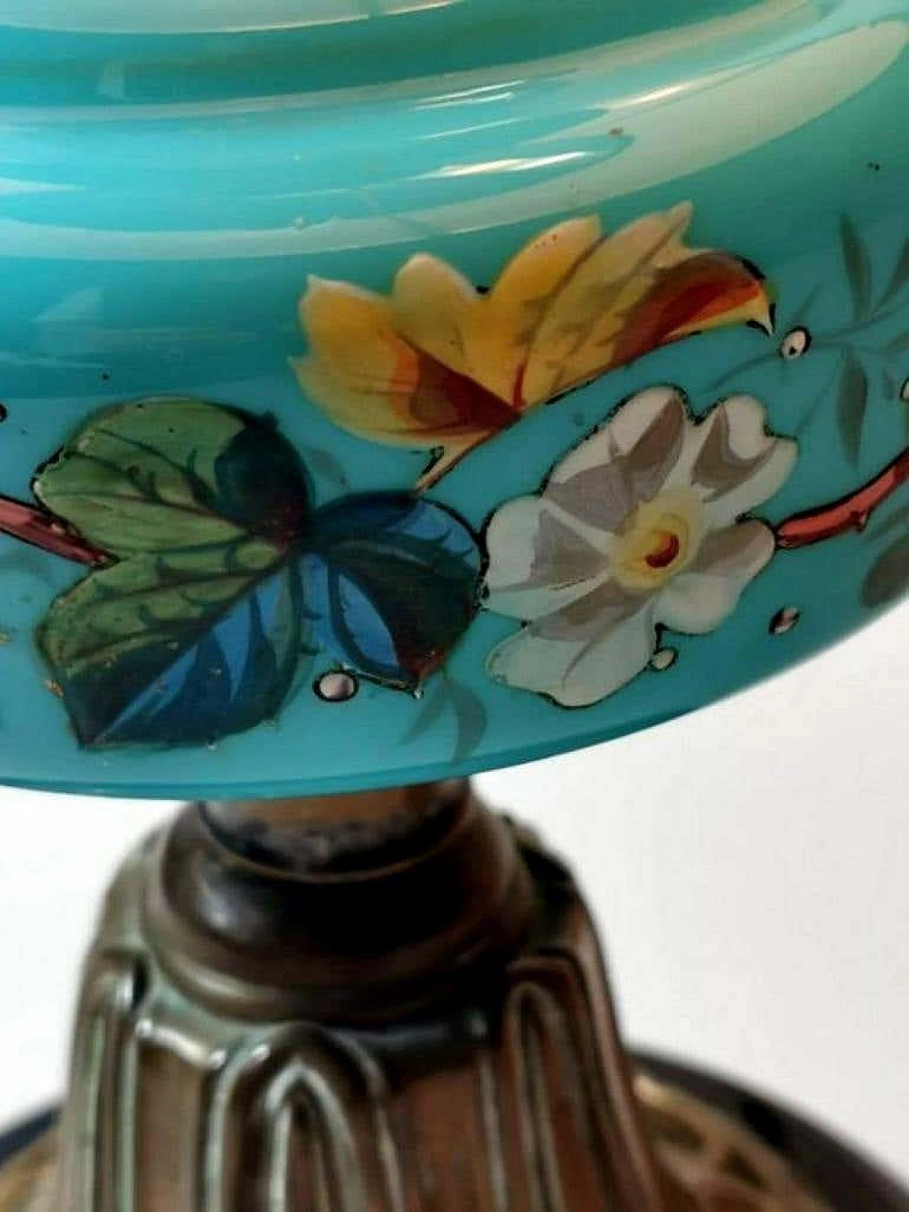 Lampada da tavolo stile Luigi Filippo in vetro opalino blu decorato e ottone dorato 1187334