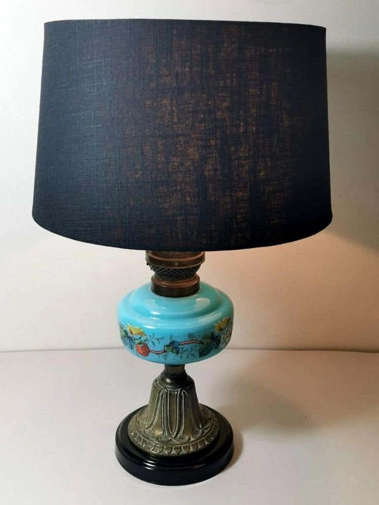Lampada da tavolo stile Luigi Filippo in vetro opalino blu decorato e ottone dorato 1187337
