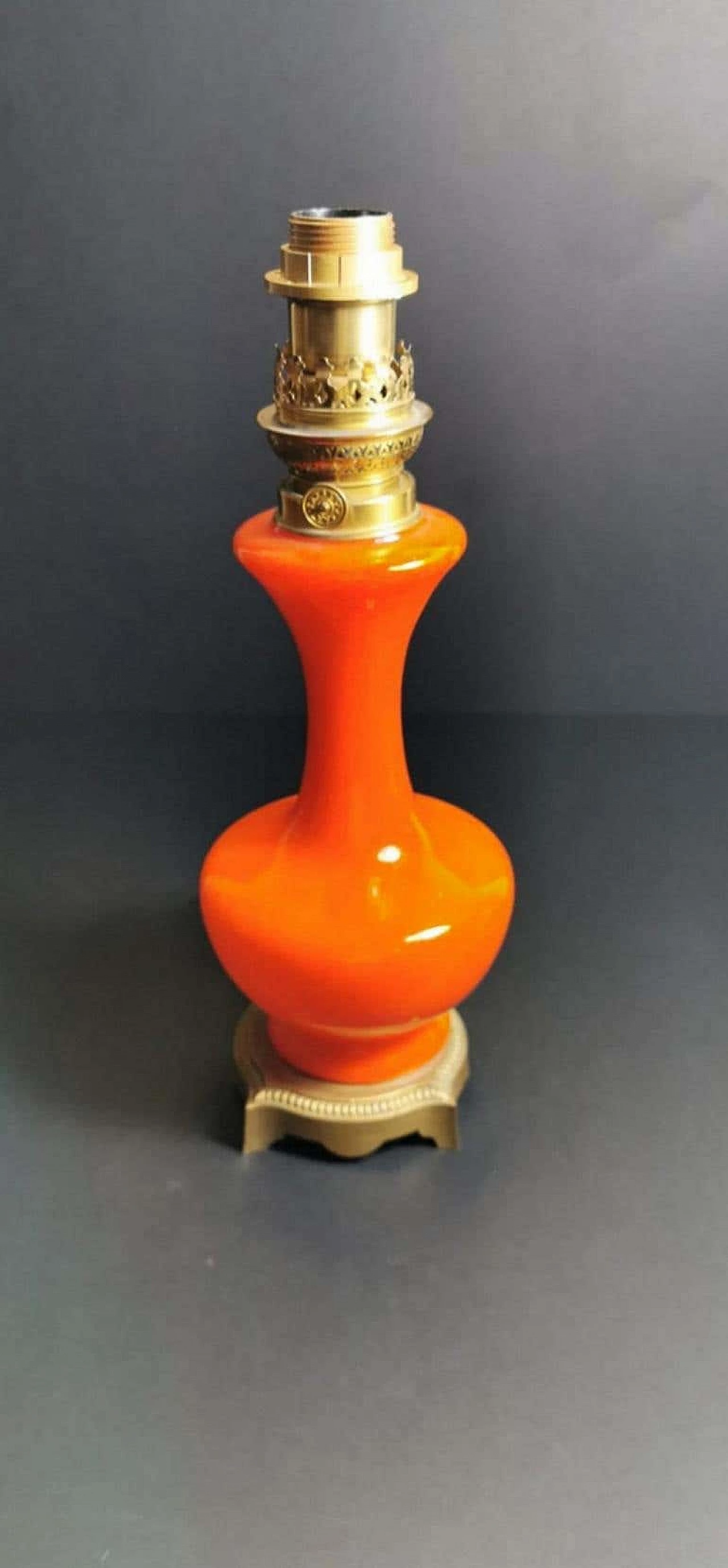 Lampada da tavolo stile Napolen III in vetro opalino arancione e base in ottone dorato 1187340