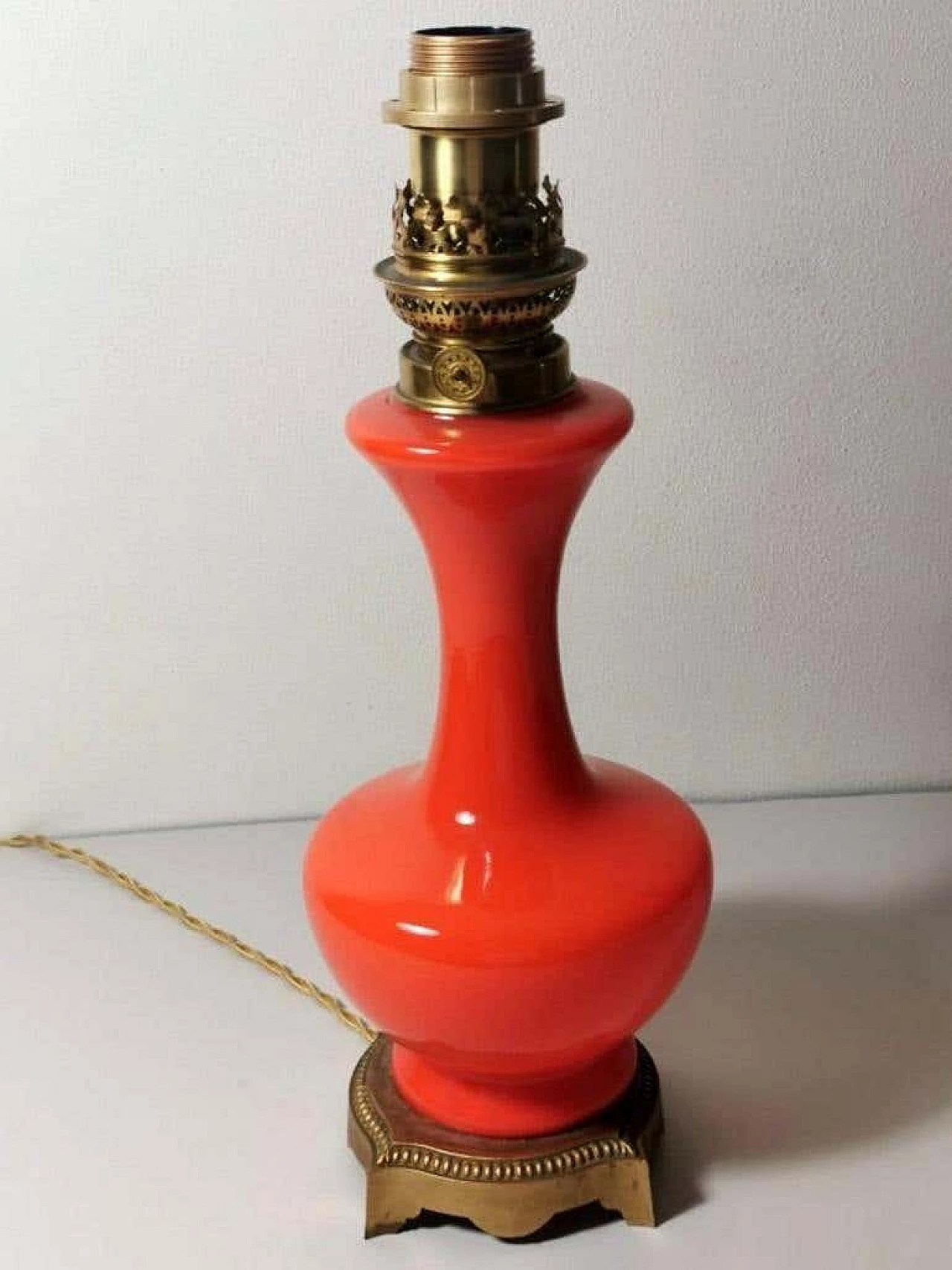 Lampada da tavolo stile Napolen III in vetro opalino arancione e base in ottone dorato 1187341
