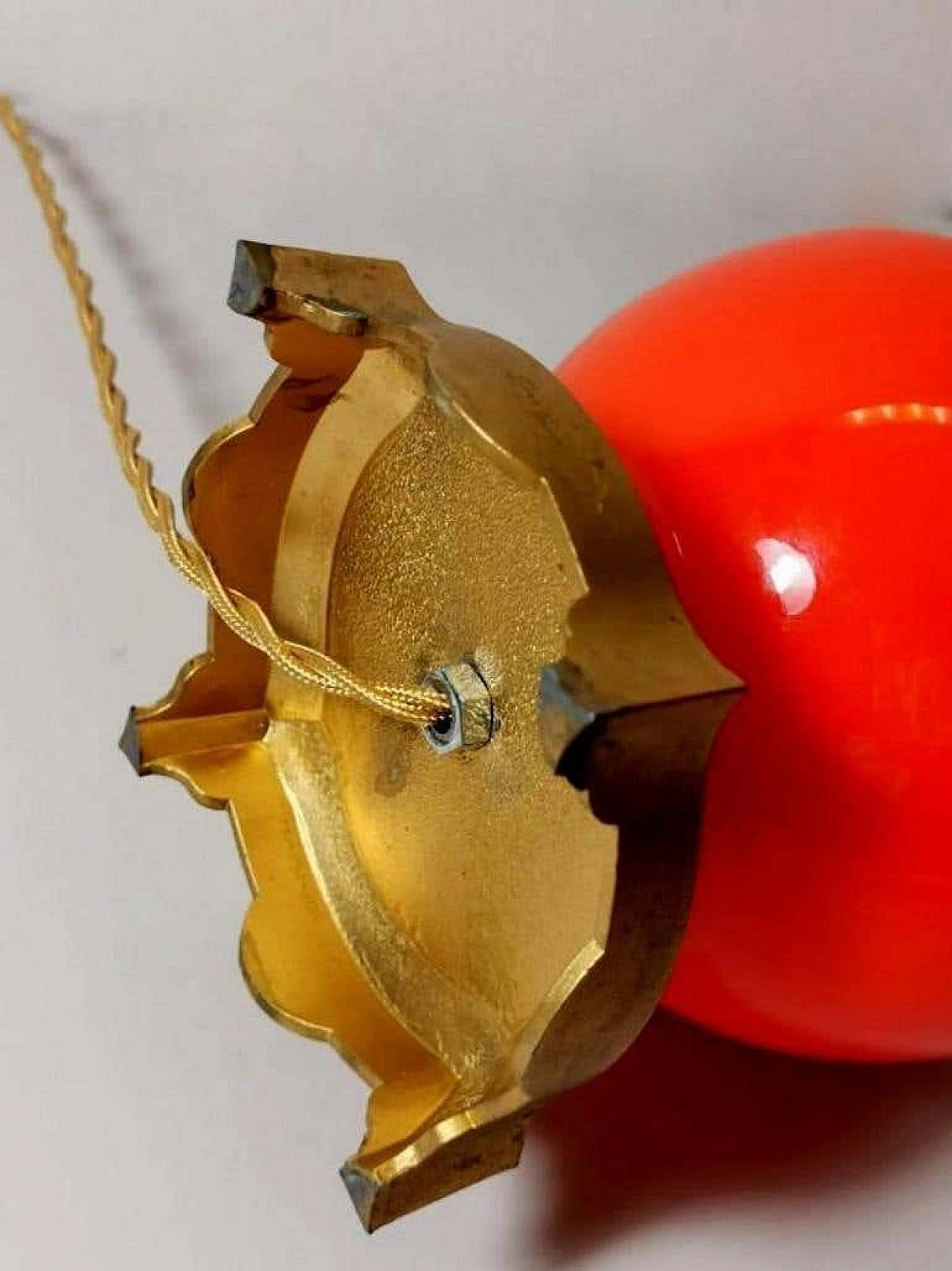 Lampada da tavolo stile Napolen III in vetro opalino arancione e base in ottone dorato 1187349