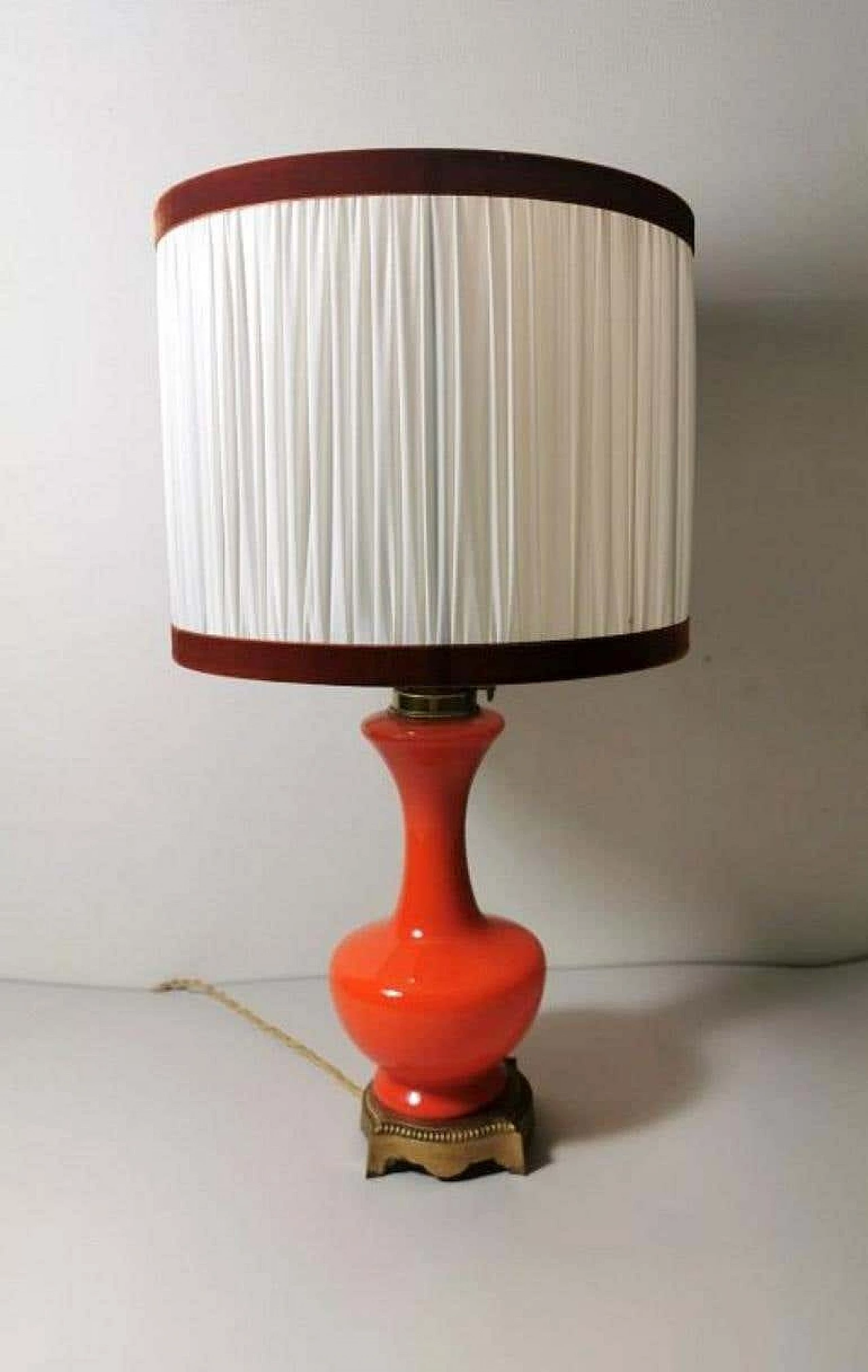 Lampada da tavolo stile Napolen III in vetro opalino arancione e base in ottone dorato 1187350