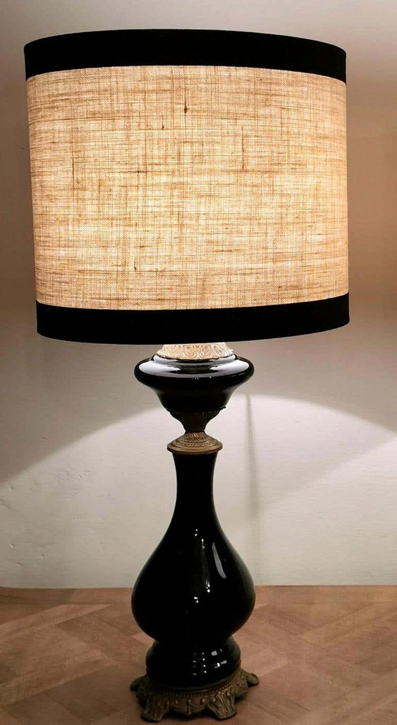 Coppia di lampade da tavolo in vetro opalino nero con paralume e decorazione in ottone 1187751