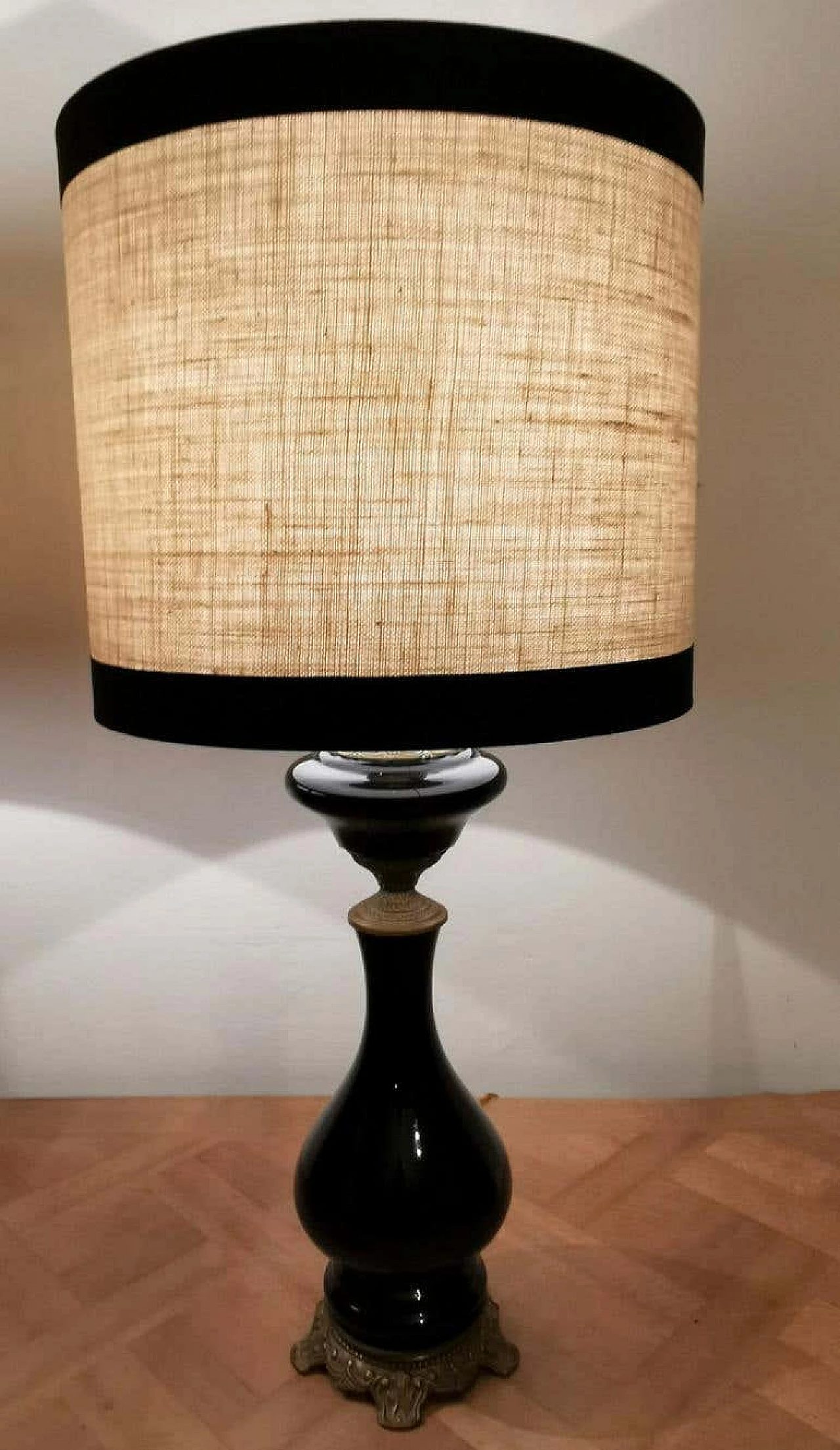 Coppia di lampade da tavolo in vetro opalino nero con paralume e decorazione in ottone 1187752