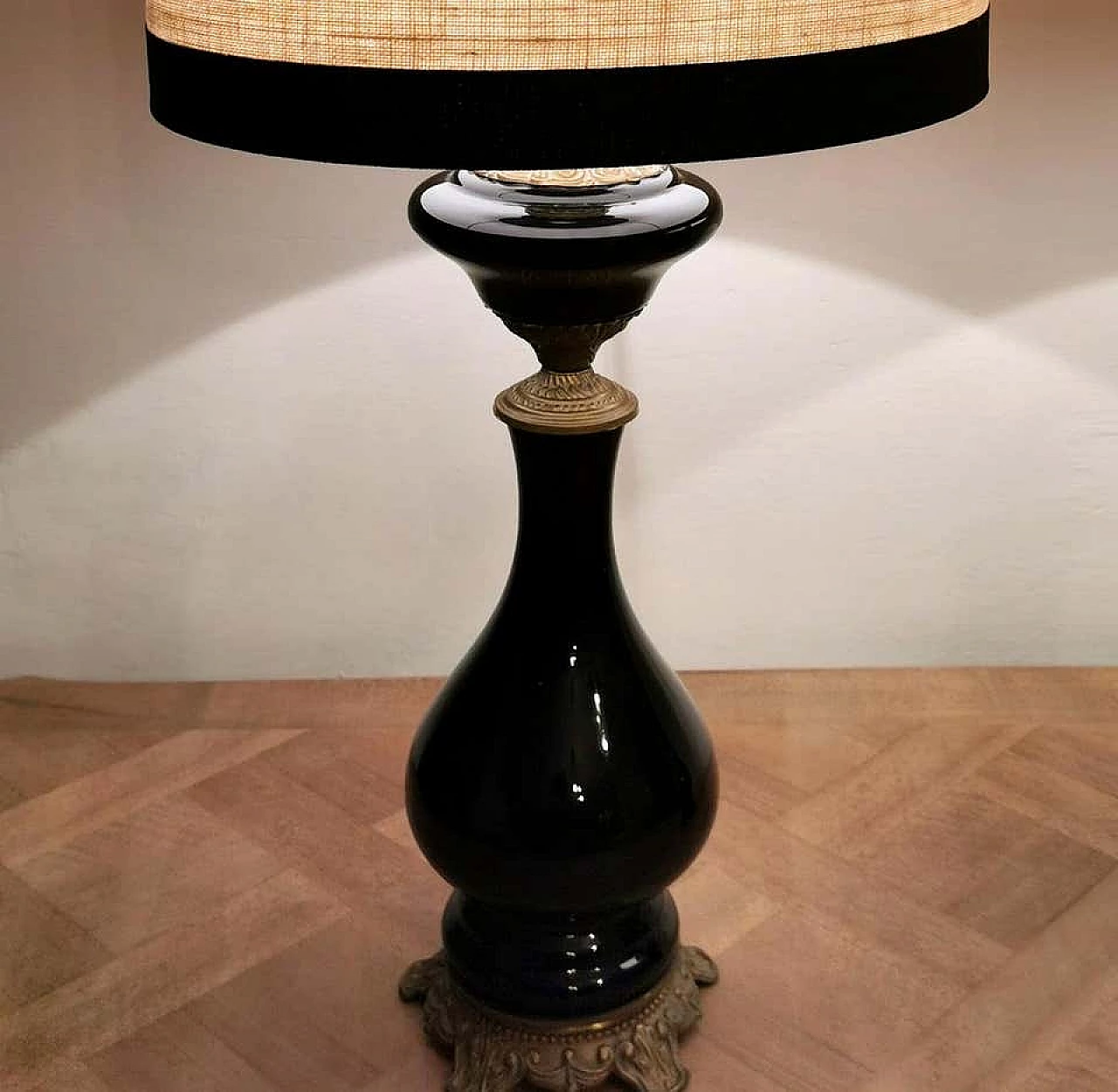 Coppia di lampade da tavolo in vetro opalino nero con paralume e decorazione in ottone 1187755