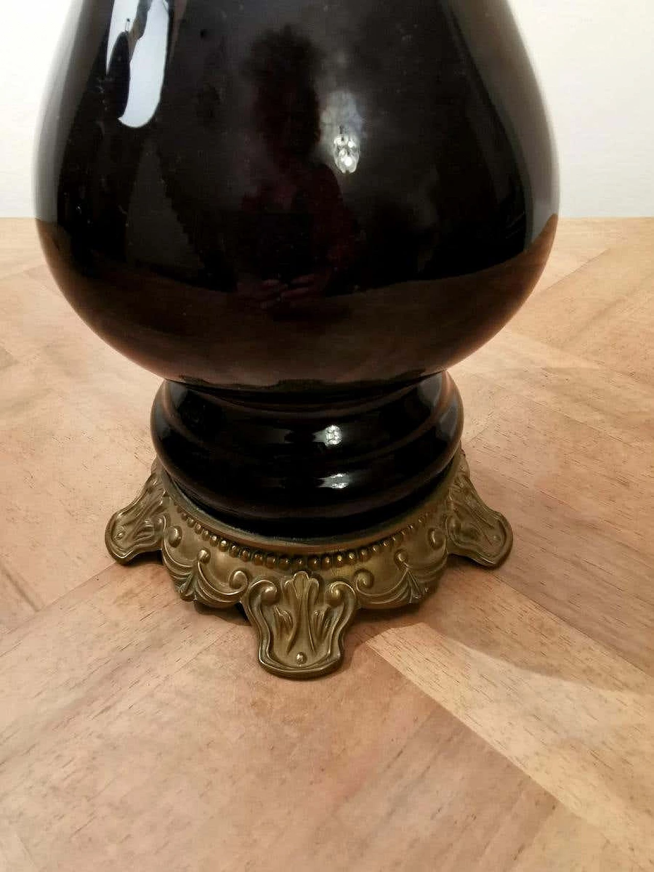 Coppia di lampade da tavolo in vetro opalino nero con paralume e decorazione in ottone 1187756