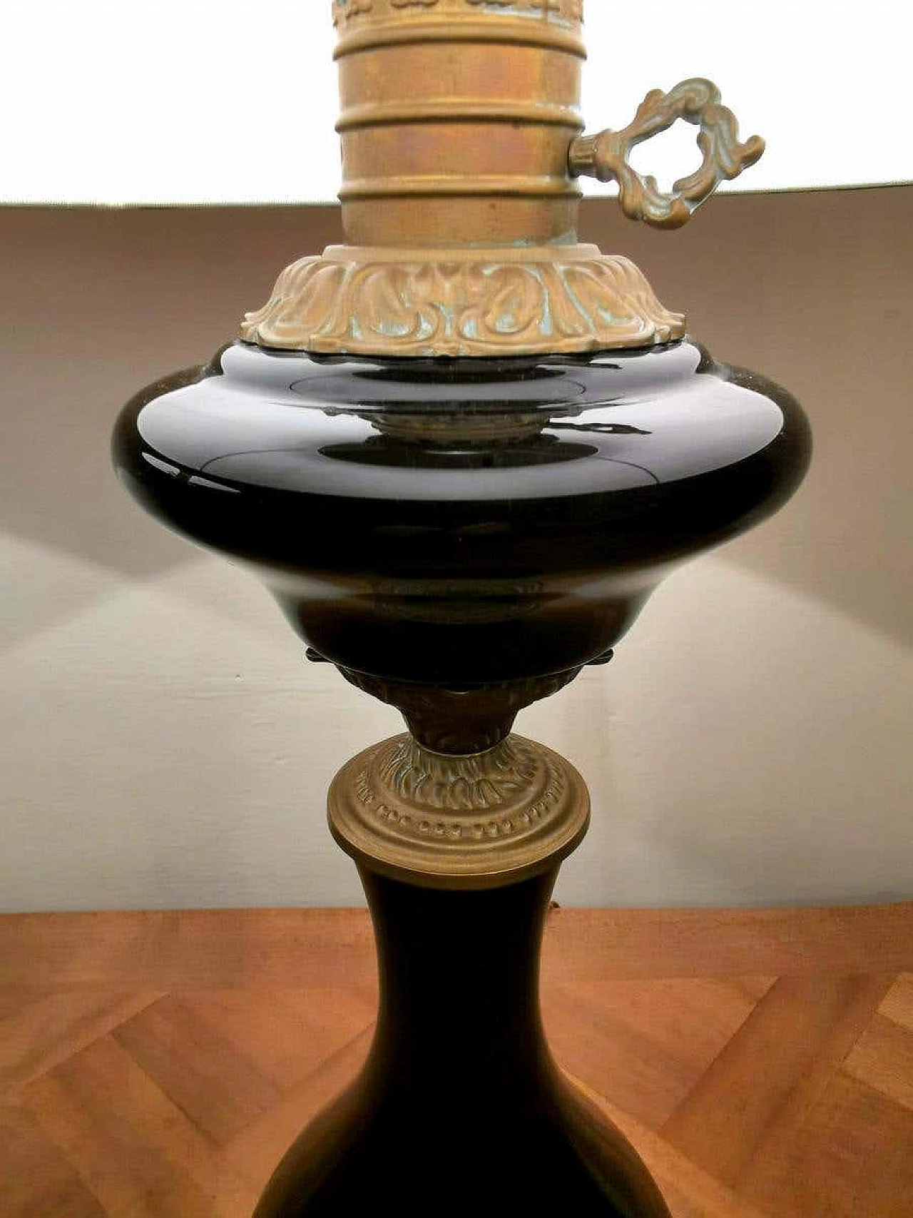 Coppia di lampade da tavolo in vetro opalino nero con paralume e decorazione in ottone 1187757