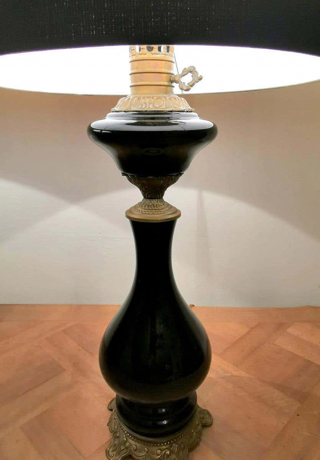 Coppia di lampade da tavolo in vetro opalino nero con paralume e decorazione in ottone 1187758