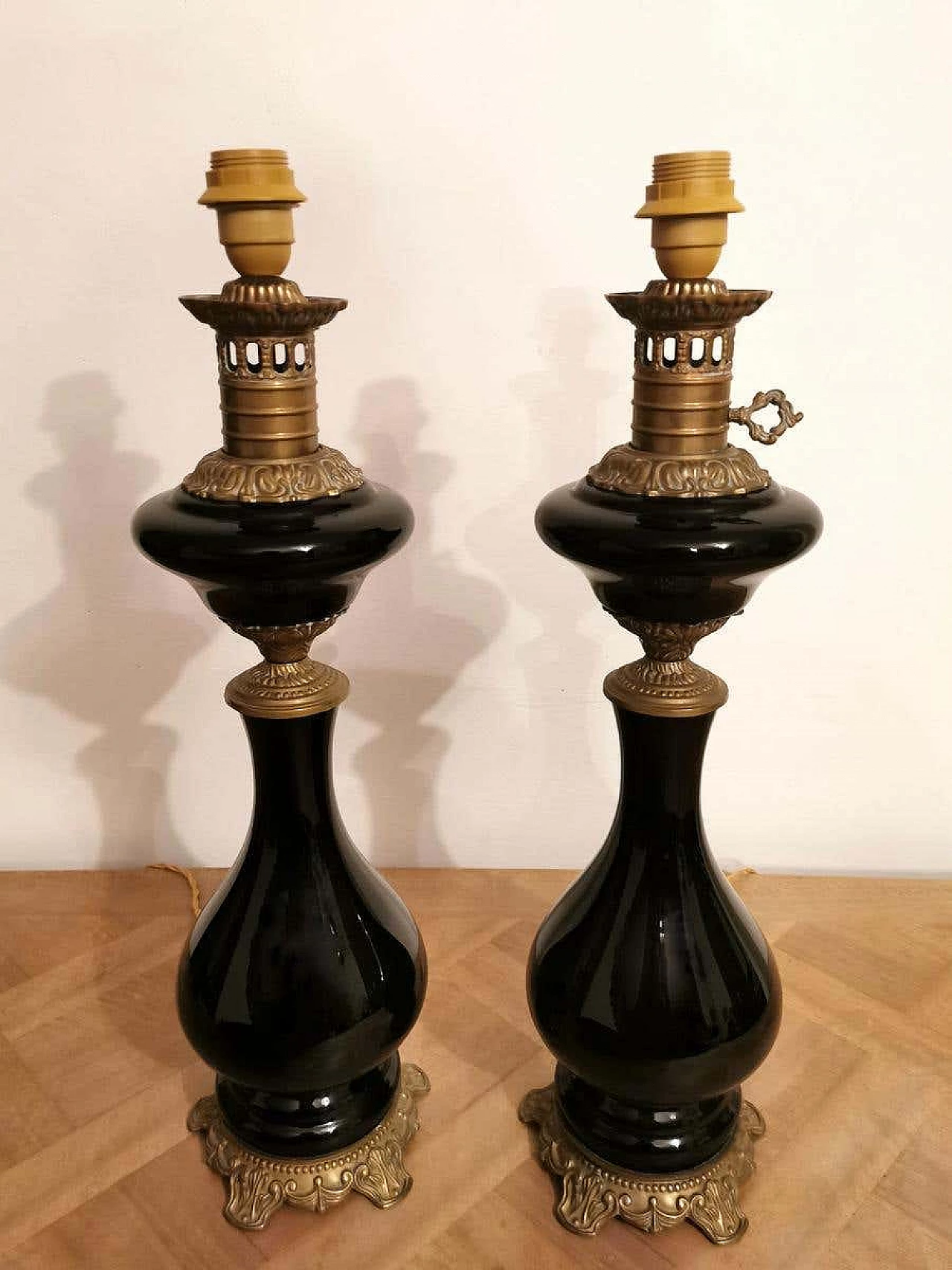 Coppia di lampade da tavolo in vetro opalino nero con paralume e decorazione in ottone 1187760