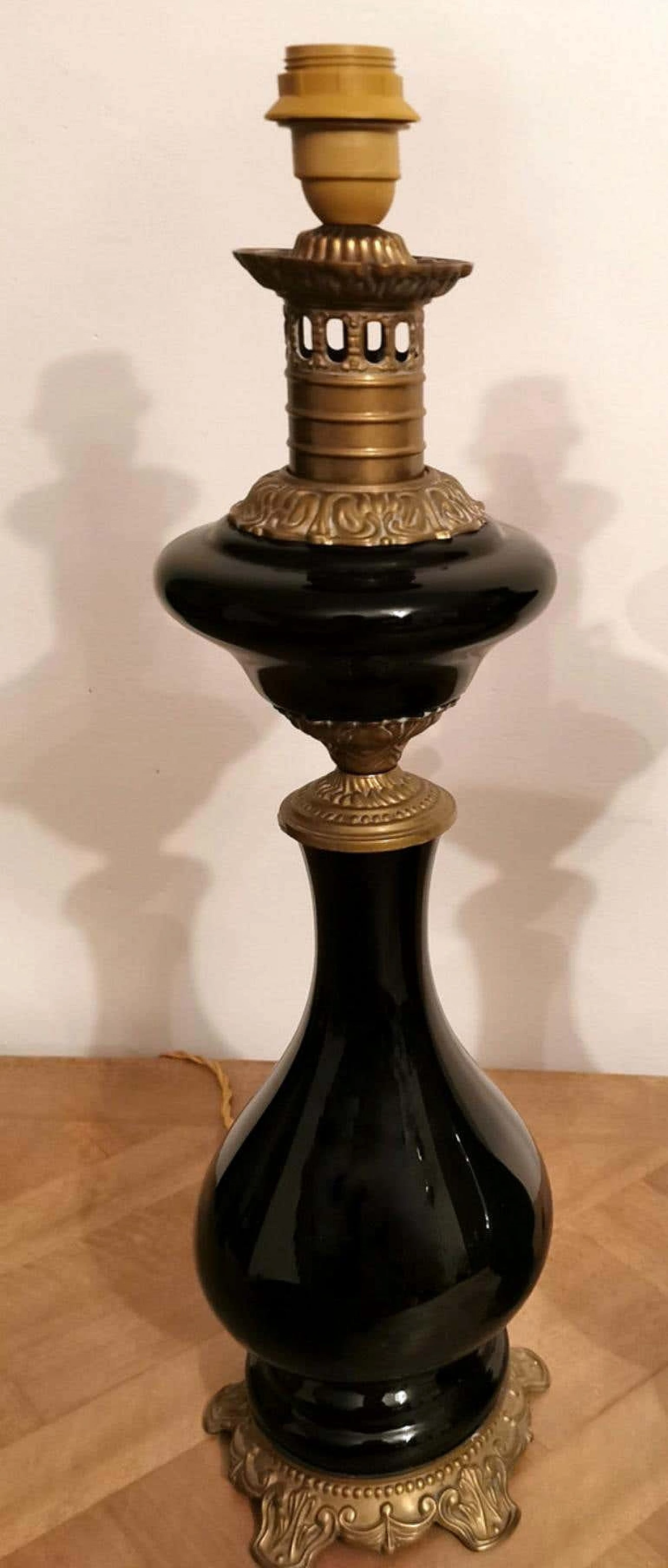Coppia di lampade da tavolo in vetro opalino nero con paralume e decorazione in ottone 1187761