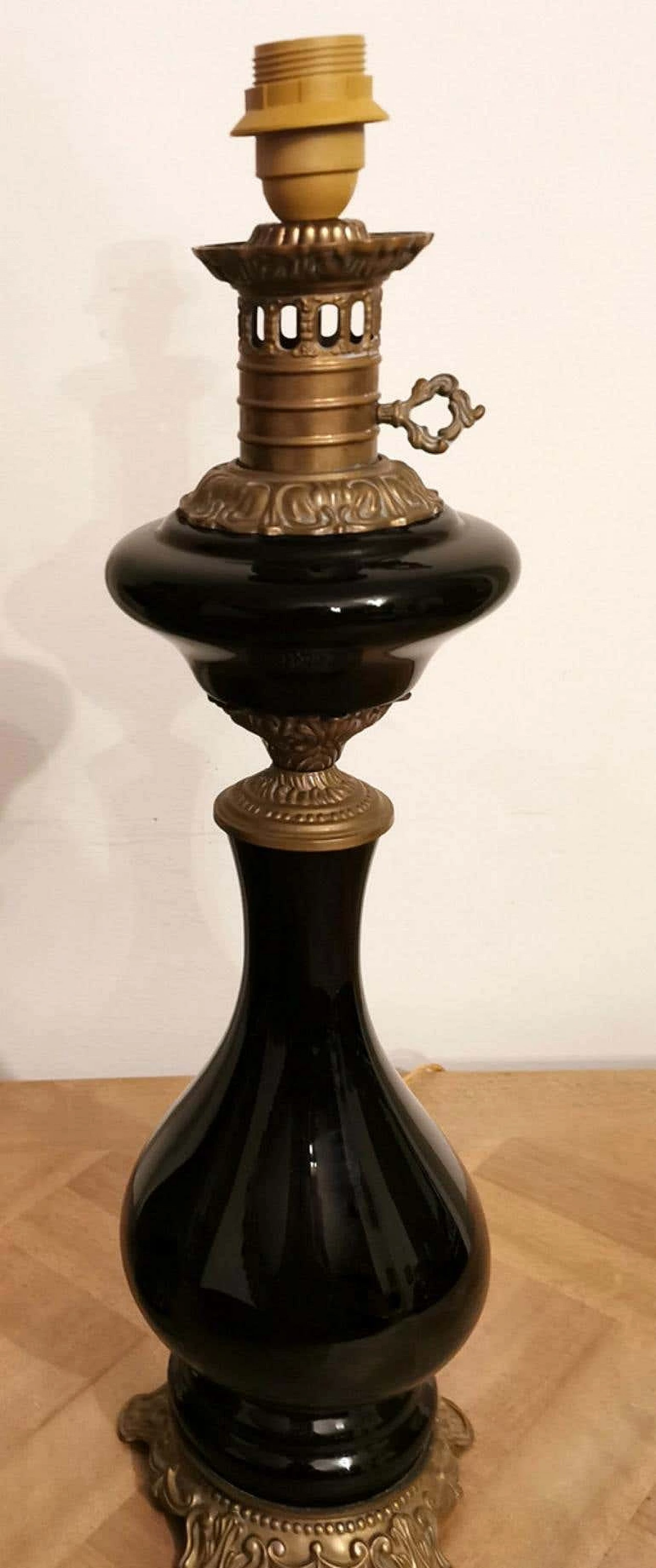 Coppia di lampade da tavolo in vetro opalino nero con paralume e decorazione in ottone 1187762