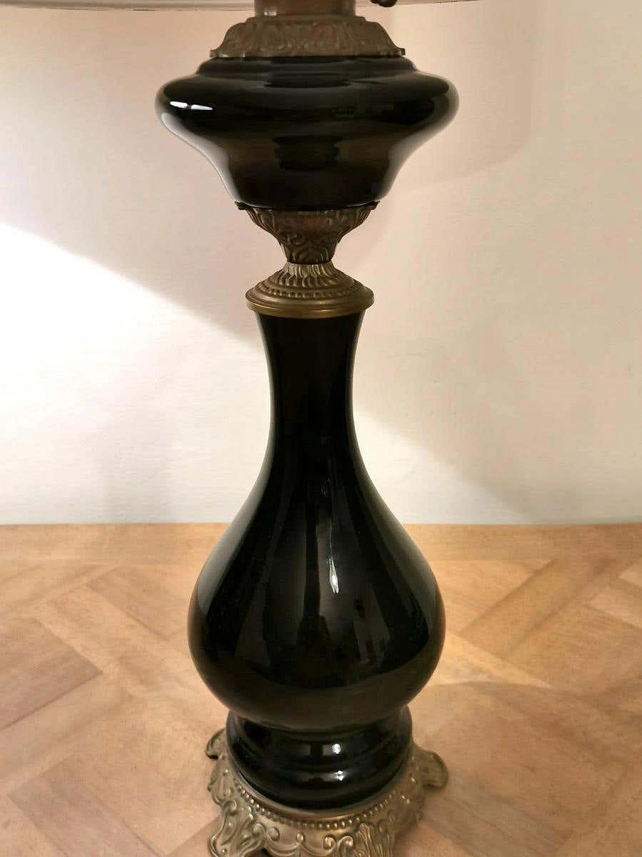 Coppia di lampade da tavolo in vetro opalino nero con paralume e decorazione in ottone 1187763