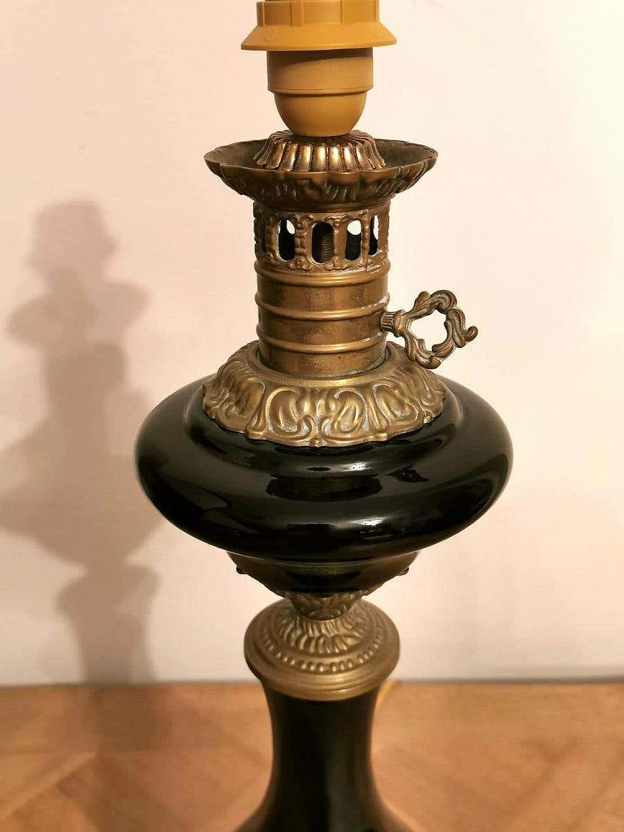 Coppia di lampade da tavolo in vetro opalino nero con paralume e decorazione in ottone 1187764