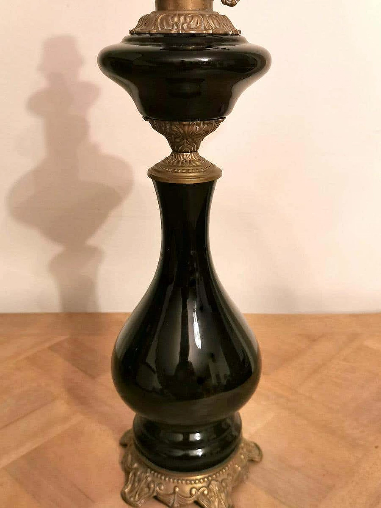 Coppia di lampade da tavolo in vetro opalino nero con paralume e decorazione in ottone 1187765