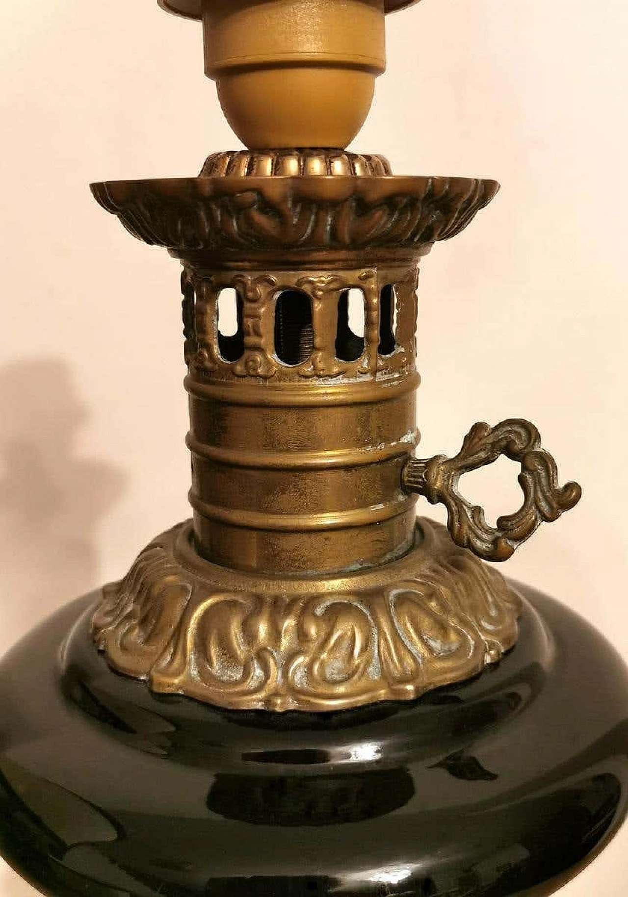 Coppia di lampade da tavolo in vetro opalino nero con paralume e decorazione in ottone 1187766