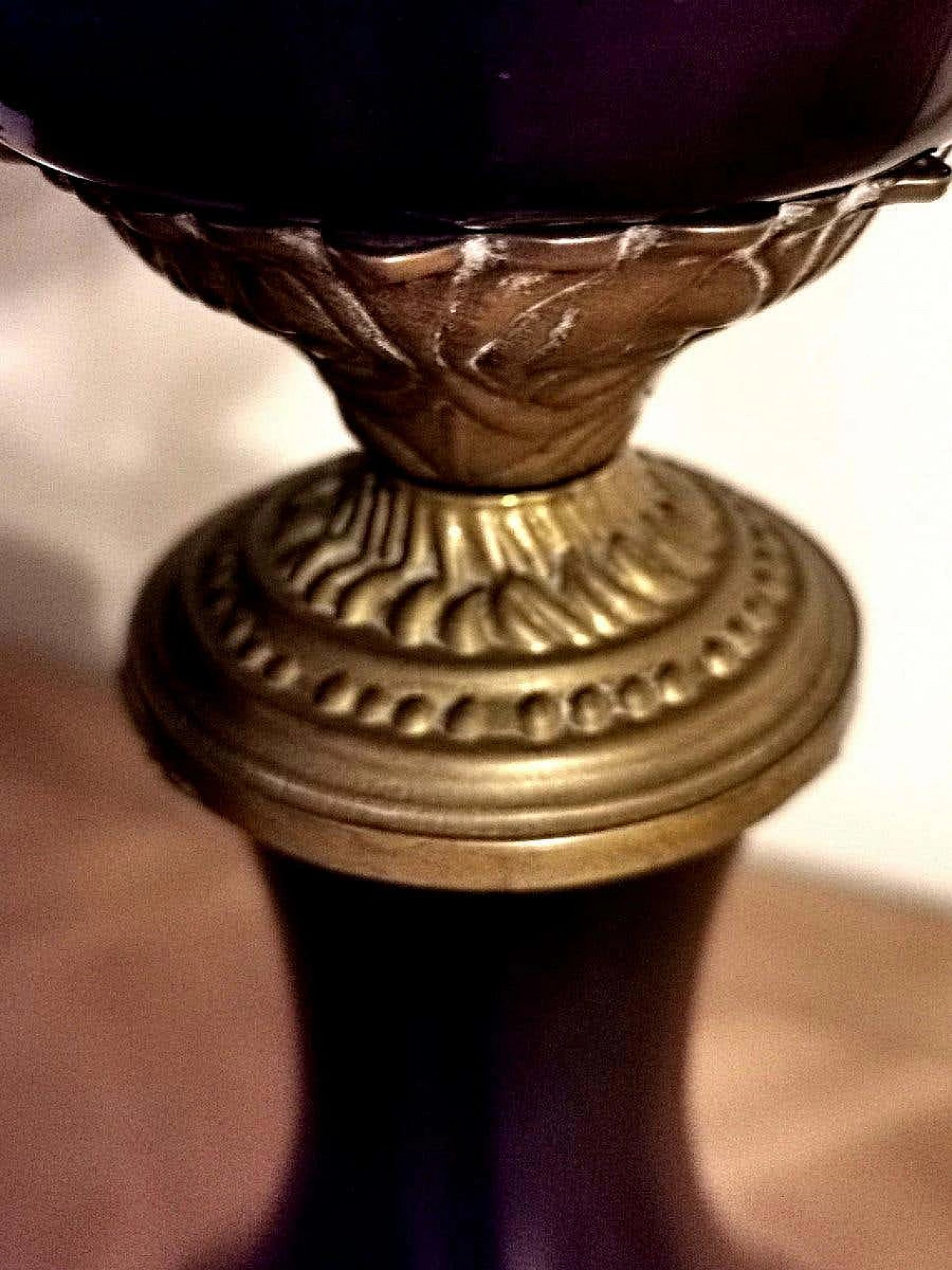 Coppia di lampade da tavolo in vetro opalino nero con paralume e decorazione in ottone 1187767