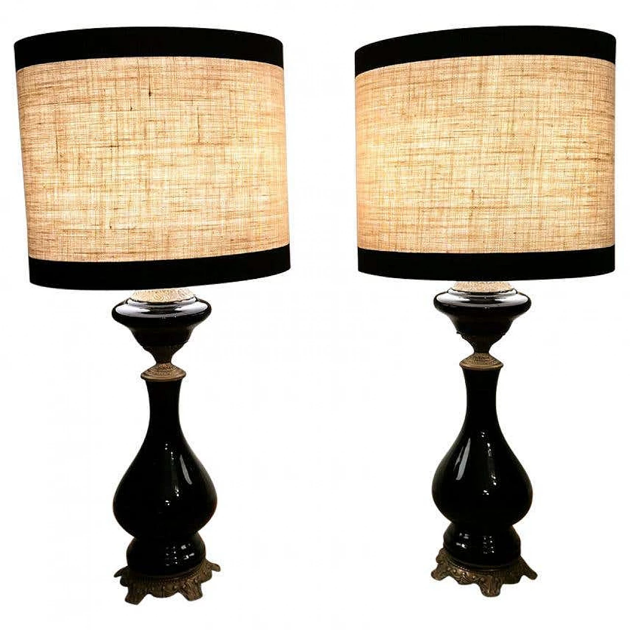 Coppia di lampade da tavolo in vetro opalino nero con paralume e decorazione in ottone 1187768