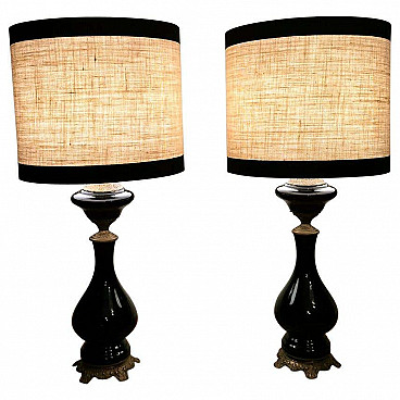 Coppia di lampade da tavolo in vetro opalino nero con paralume e decorazione in ottone