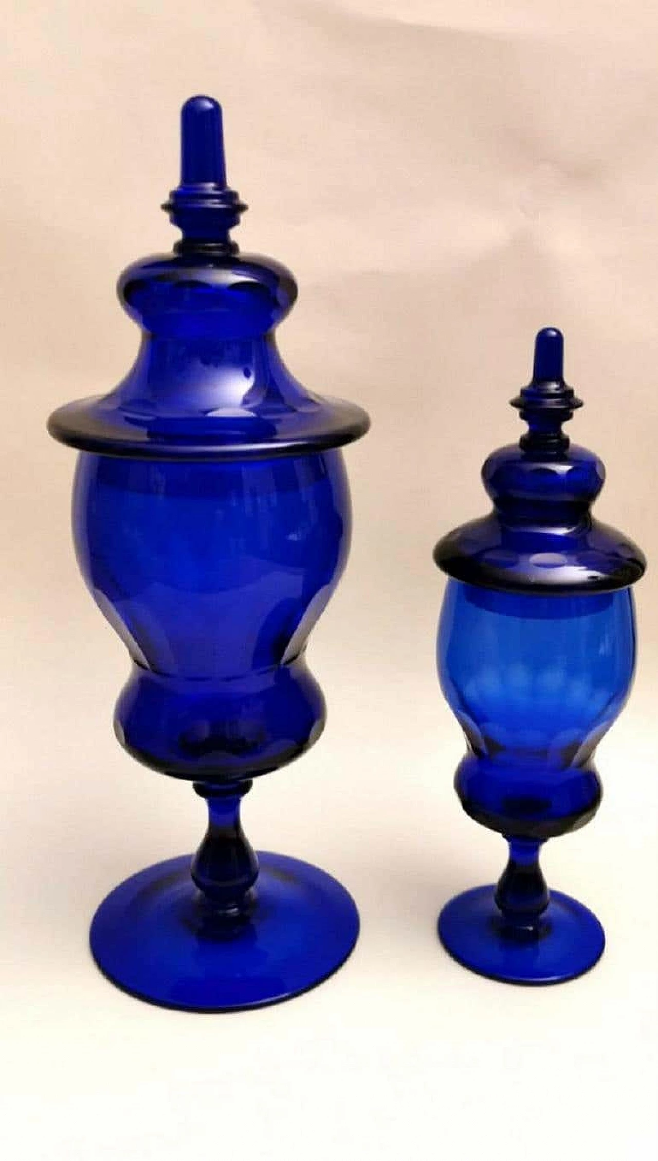 Coppia di bottiglie albarelli in vetro cobalto di Murano con coperchio 1187883