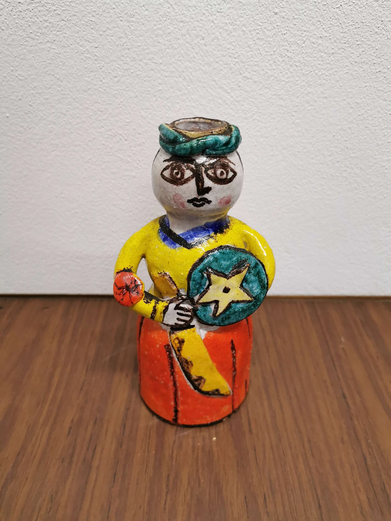 Scultura di guerriero siciliano di Giovanni De Simone in ceramica multicolore, anni '60 1187955