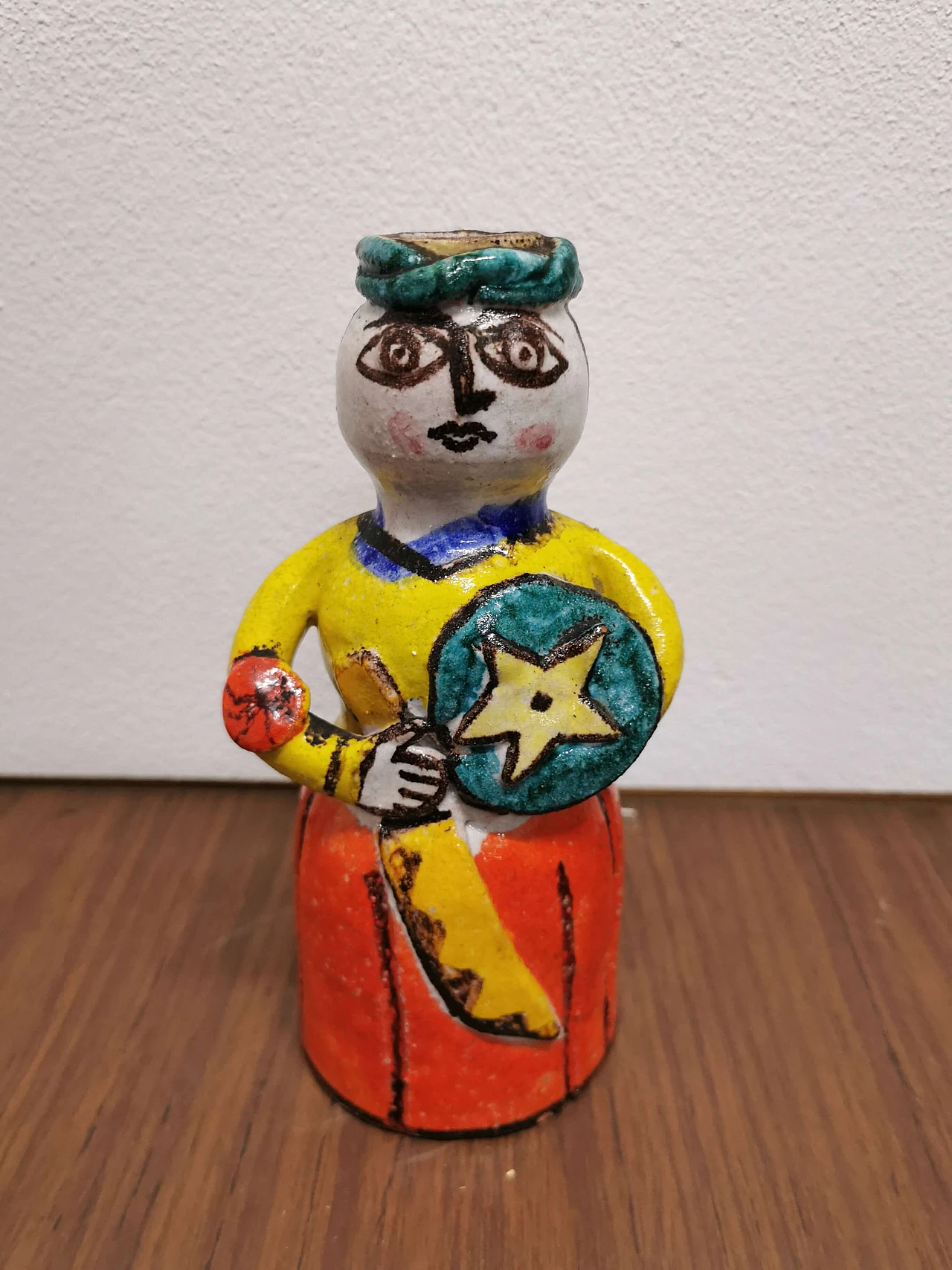 Scultura di guerriero siciliano di Giovanni De Simone in ceramica multicolore, anni '60 1187956