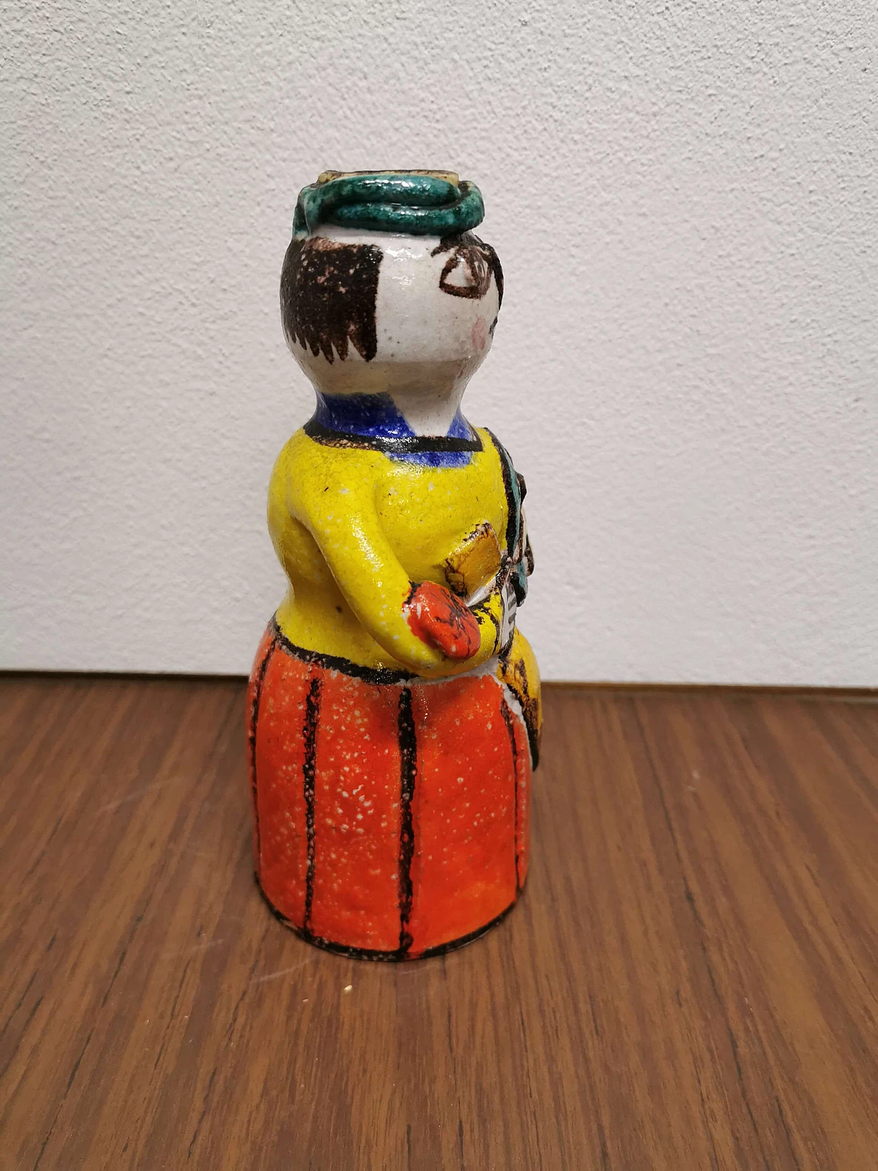 Scultura di guerriero siciliano di Giovanni De Simone in ceramica multicolore, anni '60 1187961