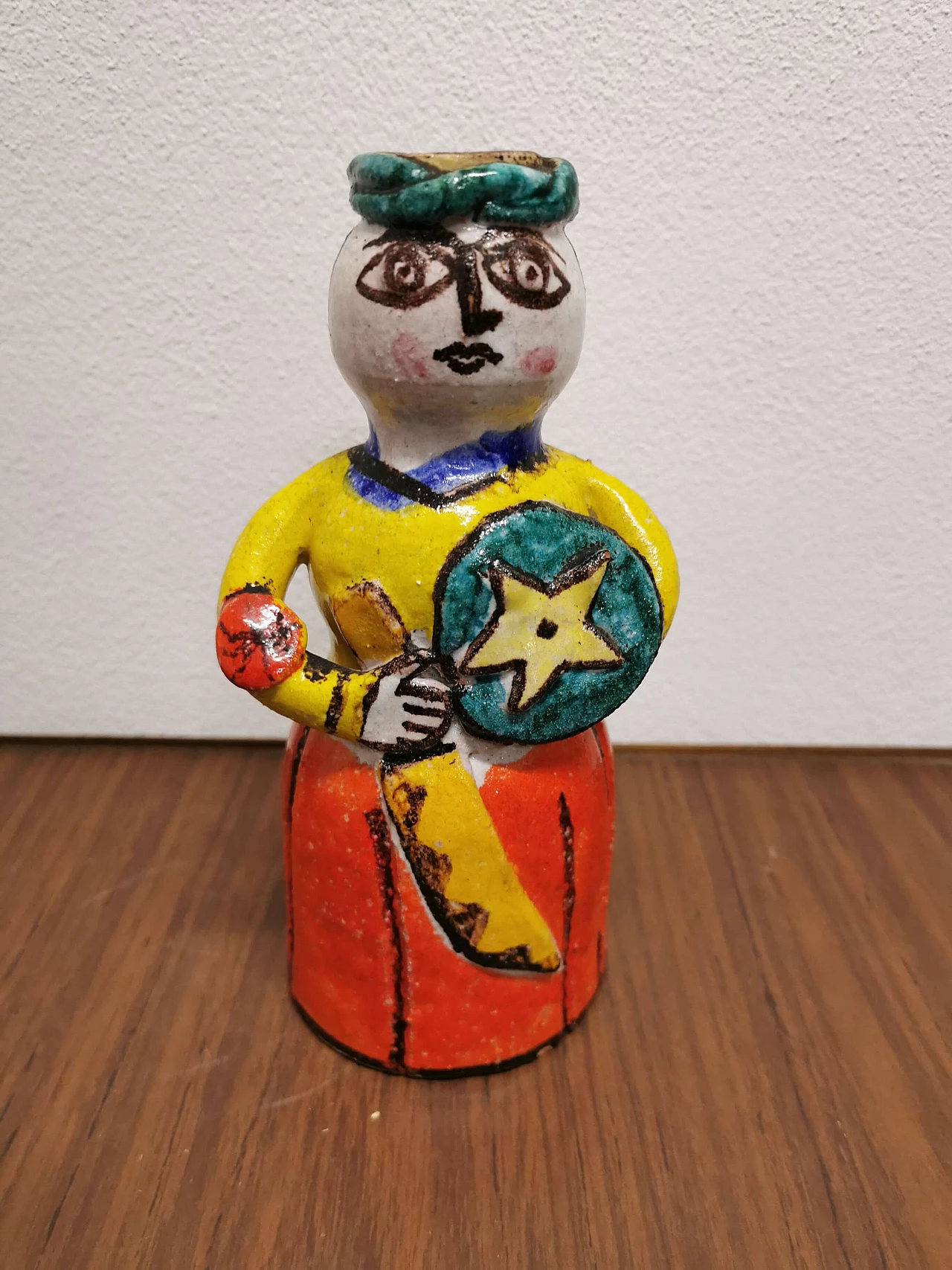 Scultura di guerriero siciliano di Giovanni De Simone in ceramica multicolore, anni '60 1187962