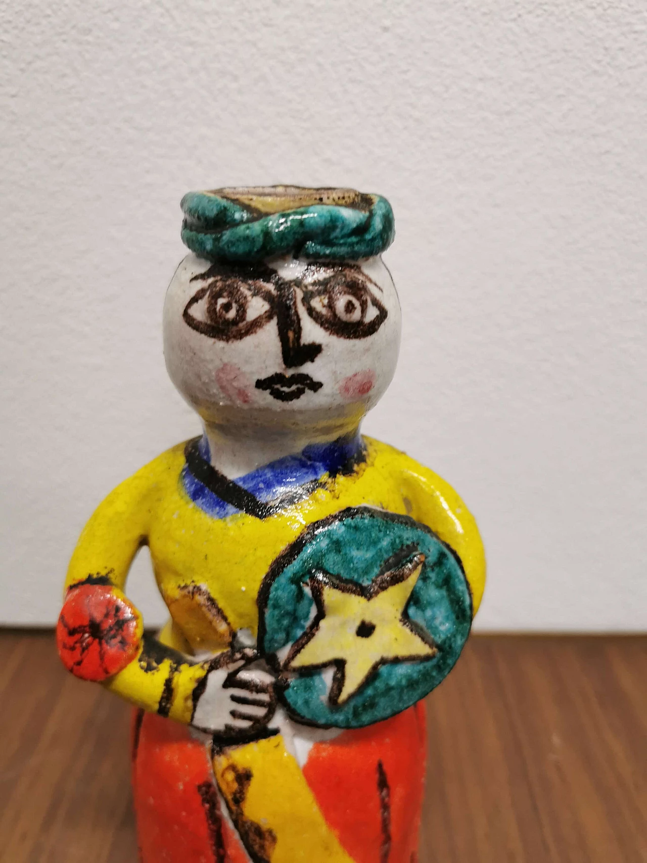 Scultura di guerriero siciliano di Giovanni De Simone in ceramica multicolore, anni '60 1187963