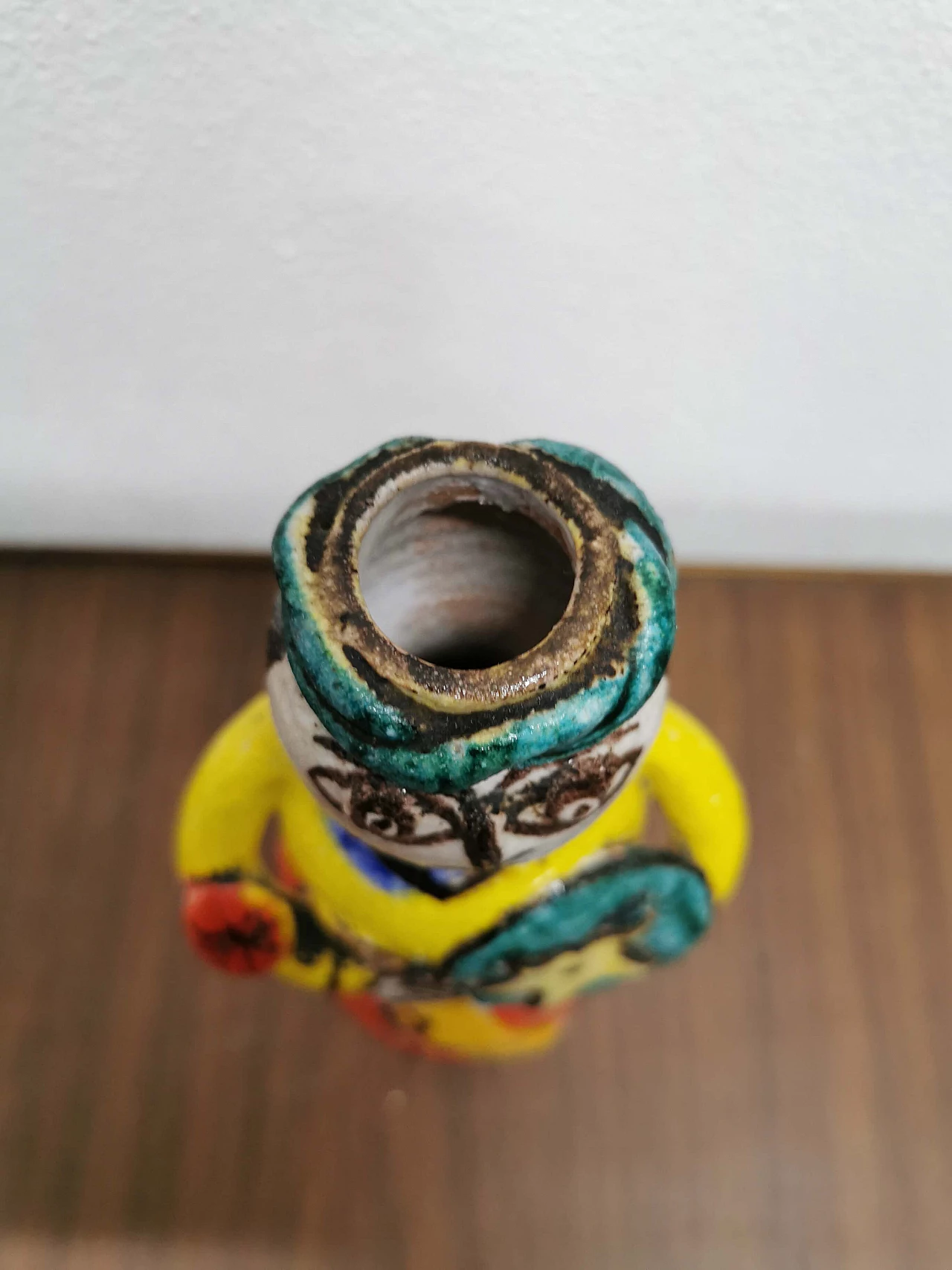 Scultura di guerriero siciliano di Giovanni De Simone in ceramica multicolore, anni '60 1187964