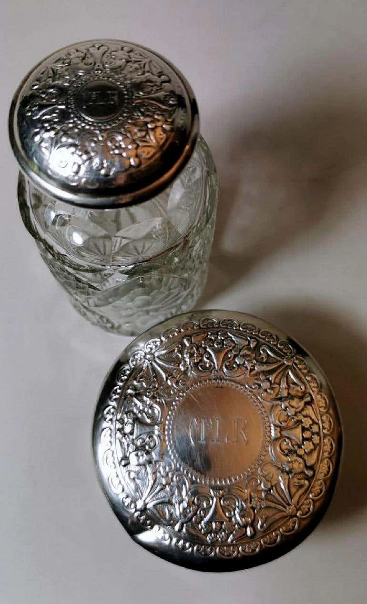 Coppia di bottiglie e vanity box in cristallo tagliato e argento cesellato 1188145