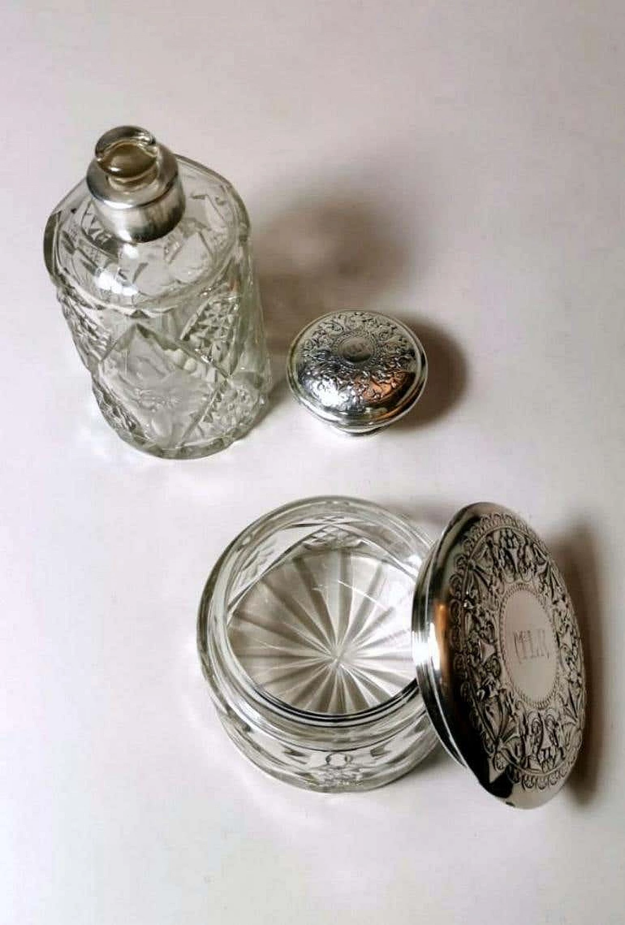 Coppia di bottiglie e vanity box in cristallo tagliato e argento cesellato 1188146