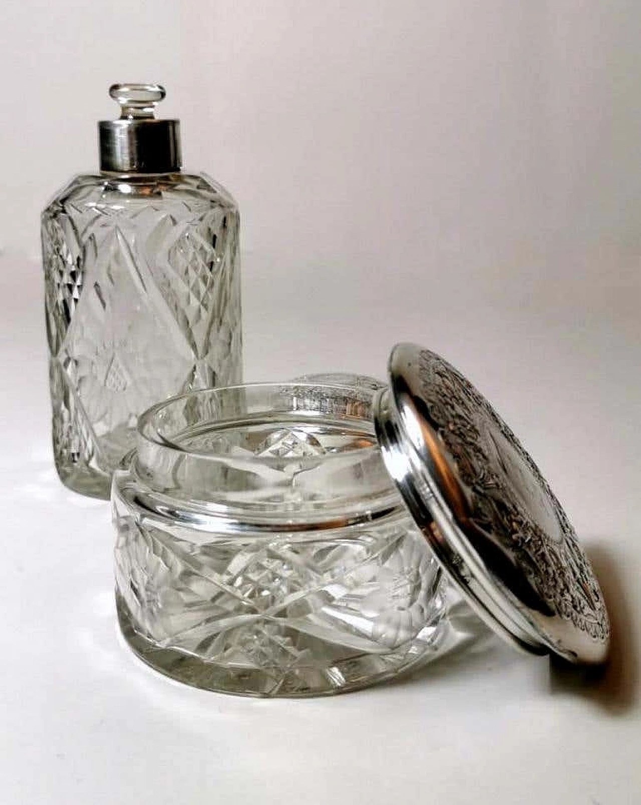 Coppia di bottiglie e vanity box in cristallo tagliato e argento cesellato 1188147
