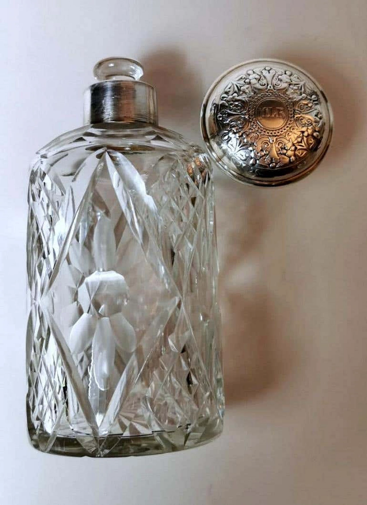 Coppia di bottiglie e vanity box in cristallo tagliato e argento cesellato 1188148