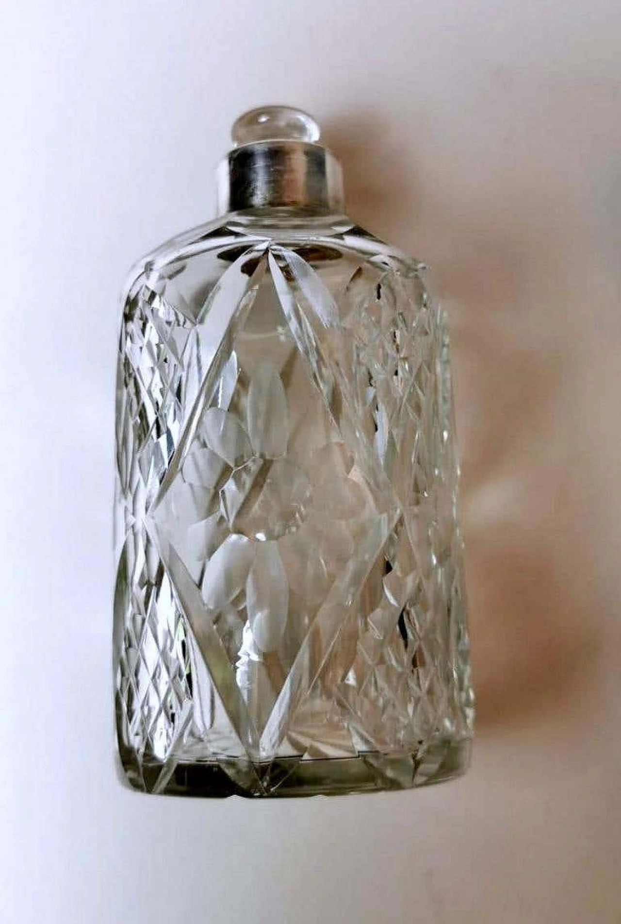 Coppia di bottiglie e vanity box in cristallo tagliato e argento cesellato 1188149