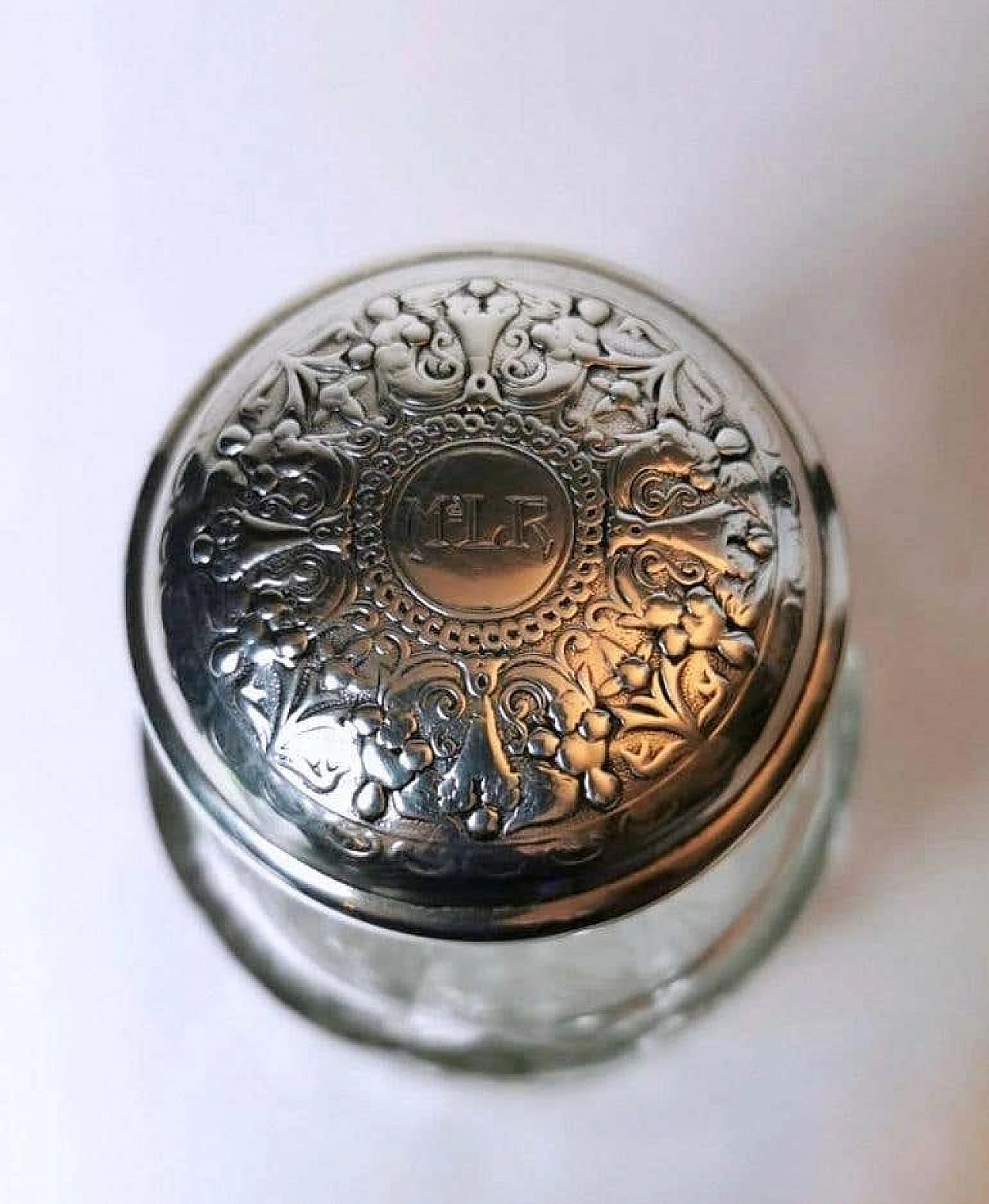 Coppia di bottiglie e vanity box in cristallo tagliato e argento cesellato 1188152