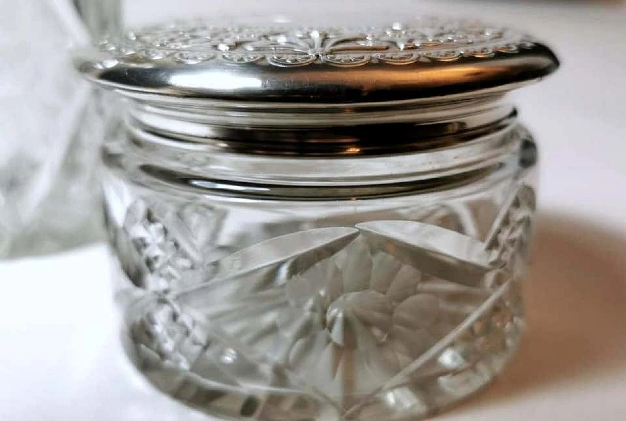 Coppia di bottiglie e vanity box in cristallo tagliato e argento cesellato 1188153
