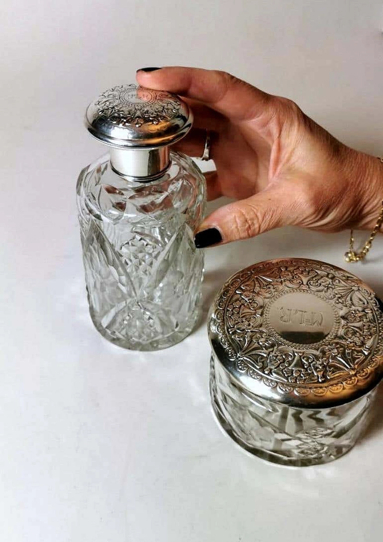 Coppia di bottiglie e vanity box in cristallo tagliato e argento cesellato 1188157