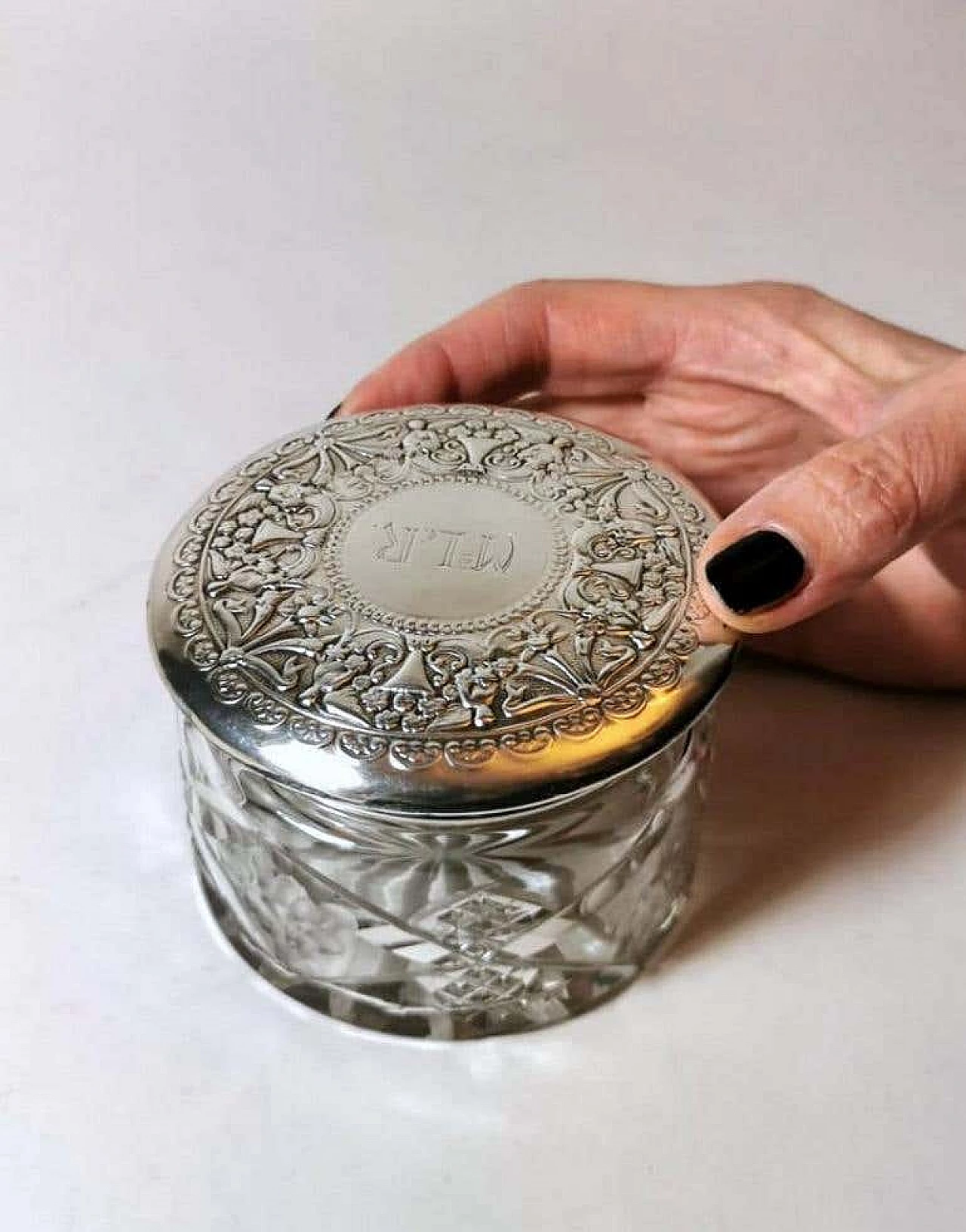 Coppia di bottiglie e vanity box in cristallo tagliato e argento cesellato 1188159