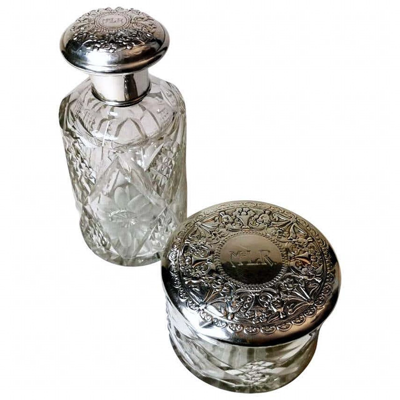 Coppia di bottiglie e vanity box in cristallo tagliato e argento cesellato 1188160