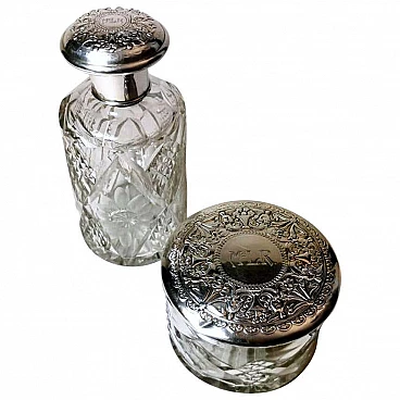Coppia di bottiglie e vanity box in cristallo tagliato e argento cesellato