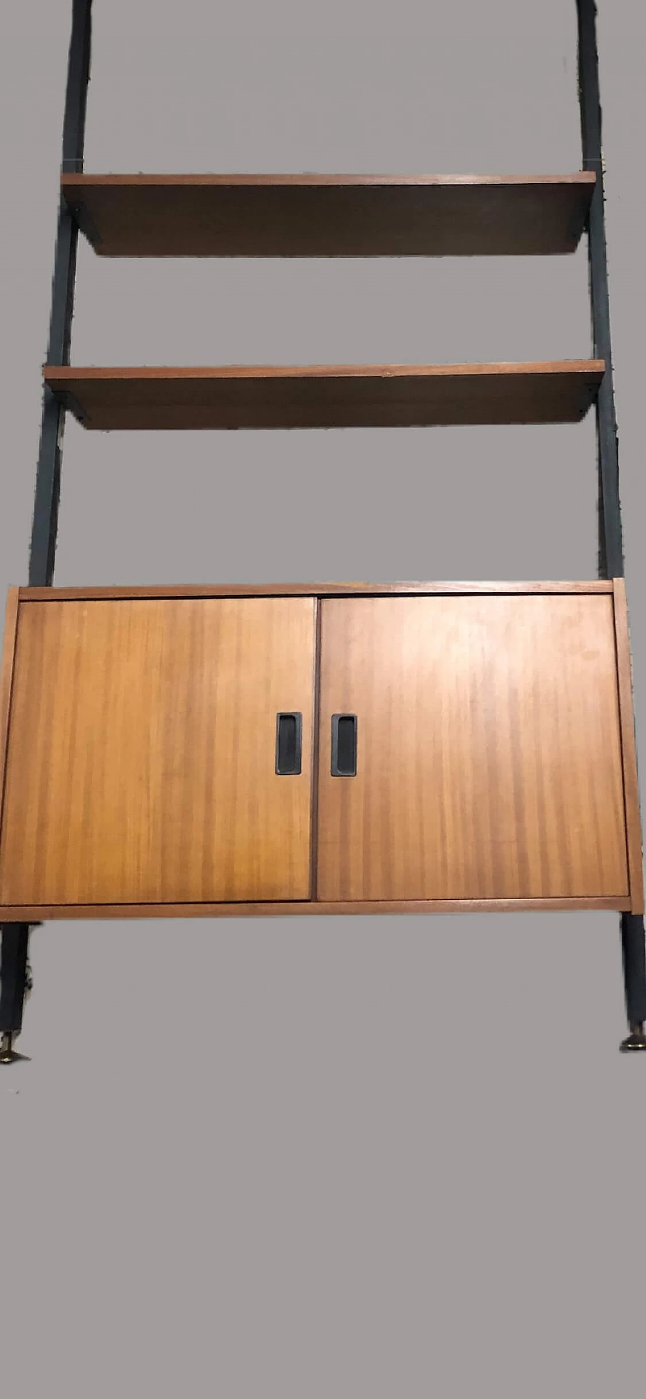 Floor standing bookcase in teak and brass, 60s 1189142