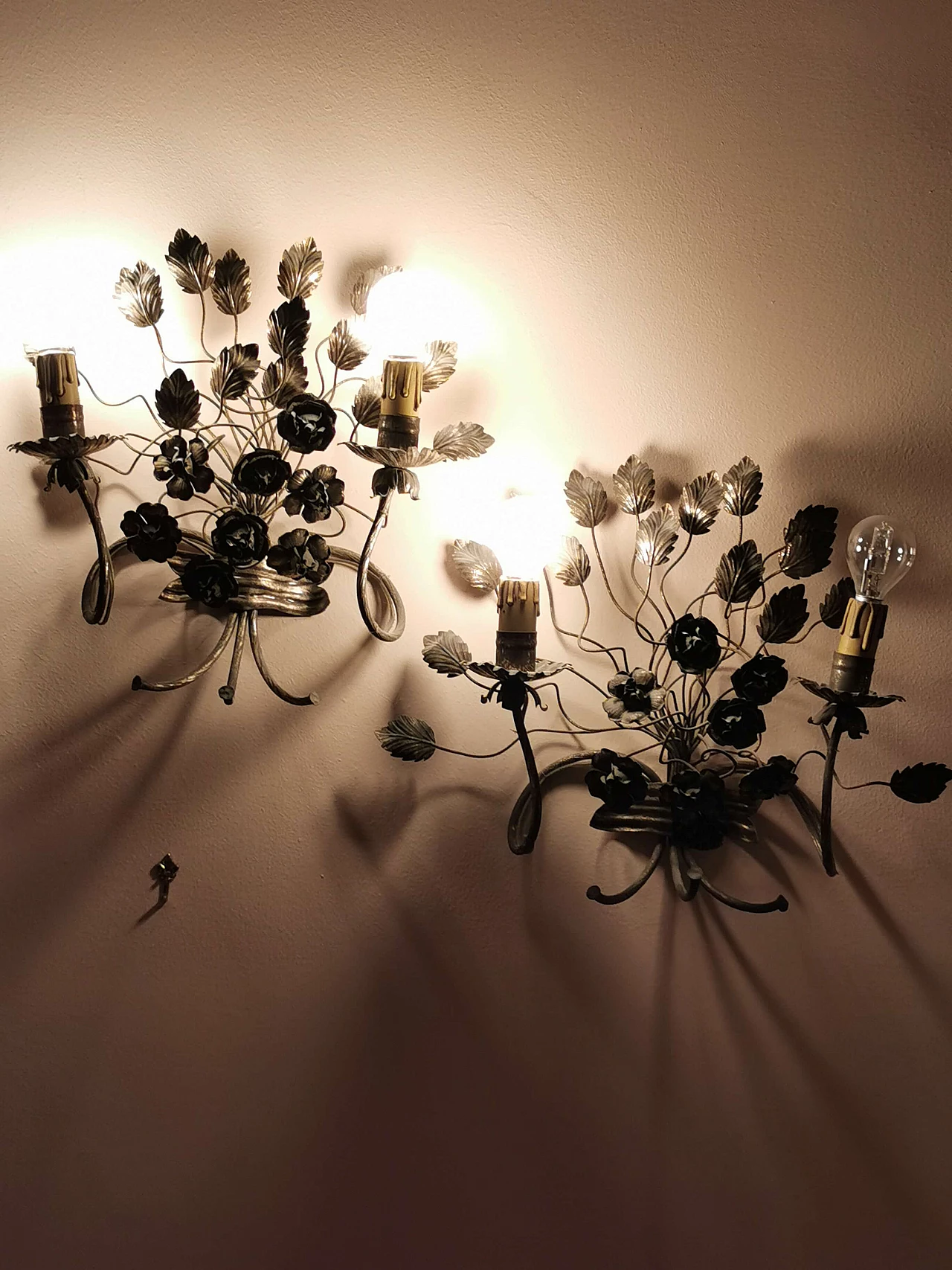 Pair of floral sconces in handcrafted silver plated iron, 50s 1190193