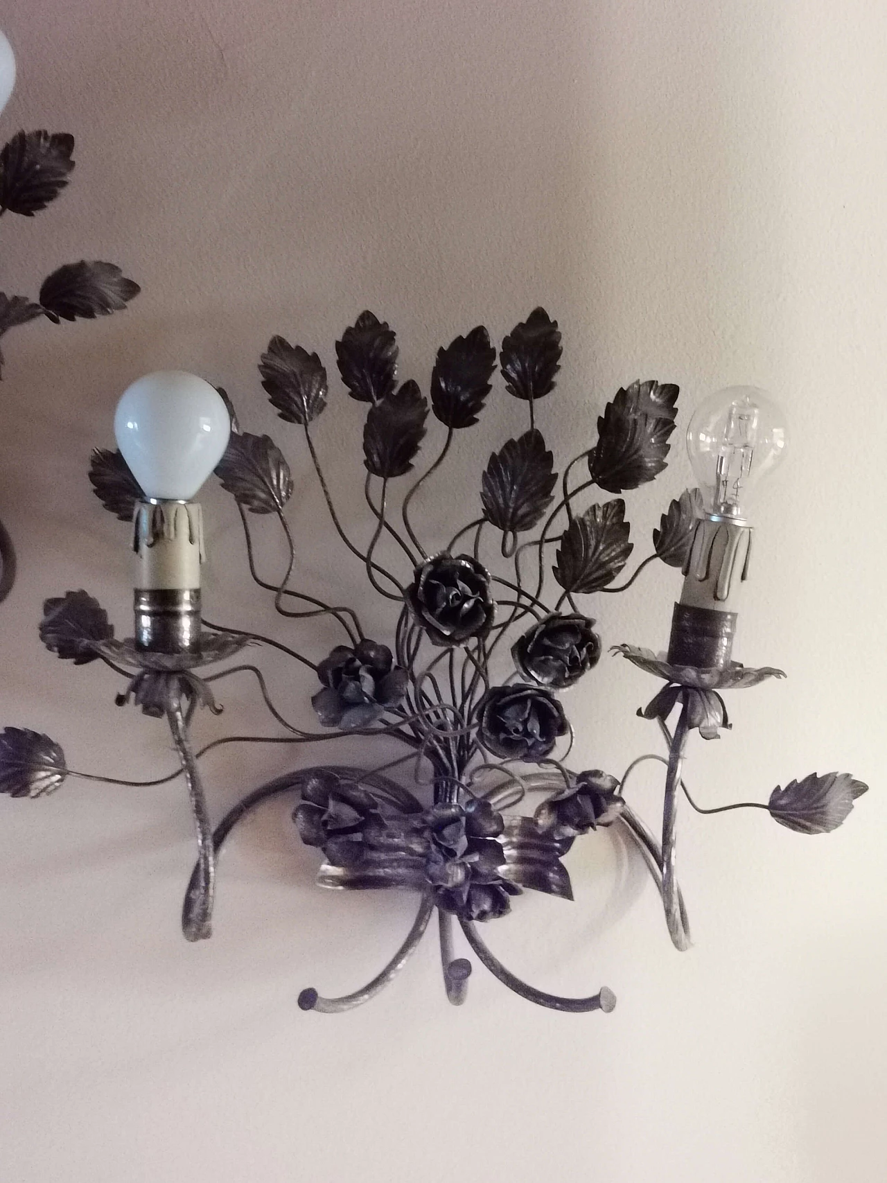 Pair of floral sconces in handcrafted silver plated iron, 50s 1190194