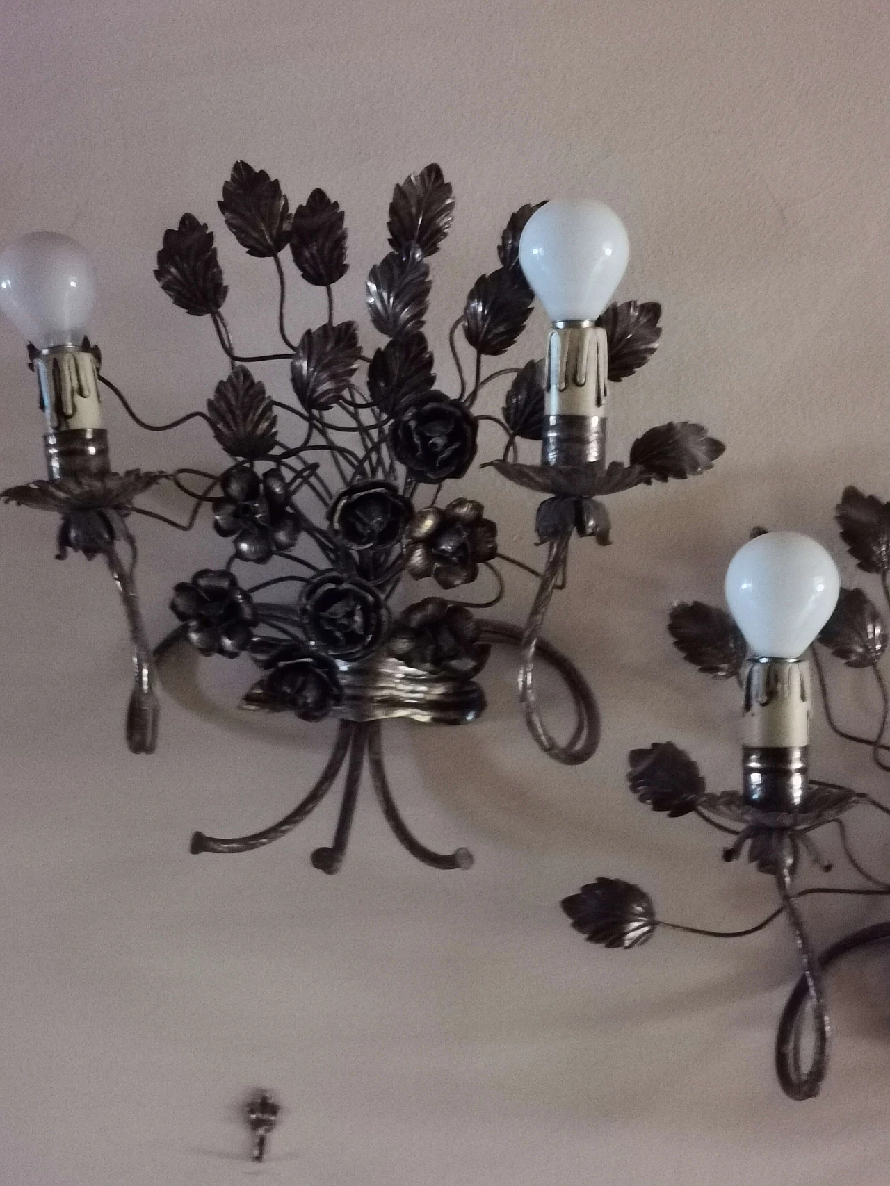 Pair of floral sconces in handcrafted silver plated iron, 50s 1190195
