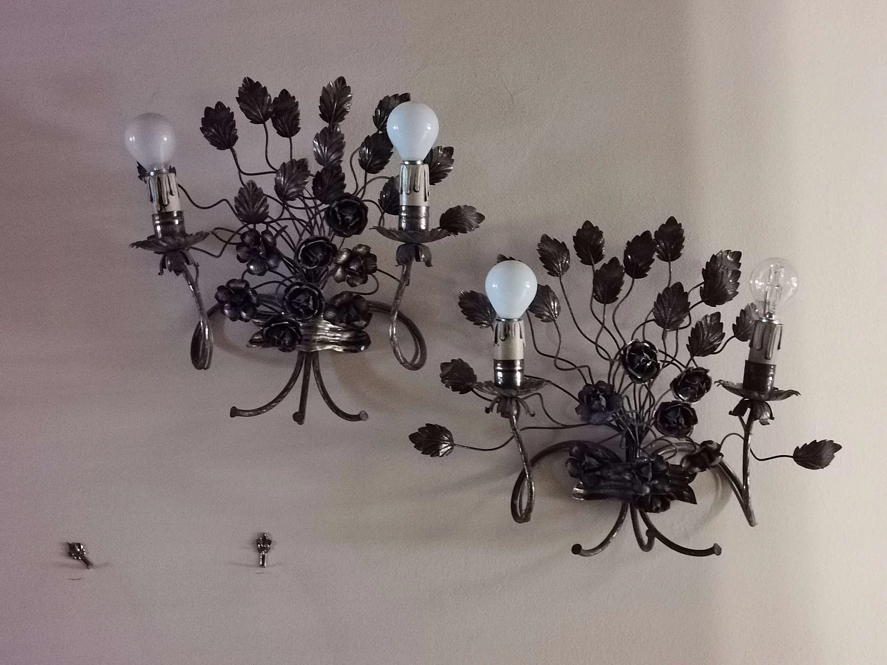 Pair of floral sconces in handcrafted silver plated iron, 50s 1190196