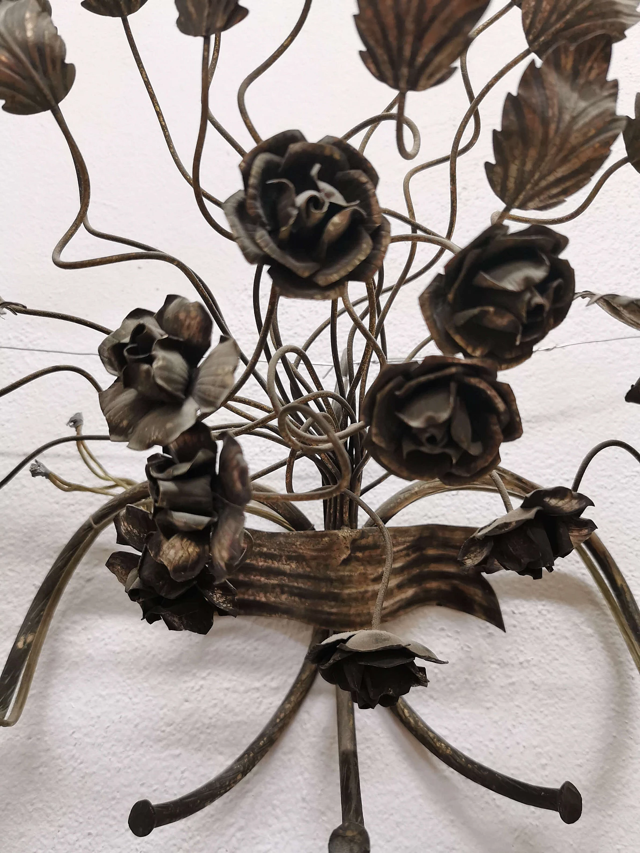 Coppia di appliques floreali in ferro battuto e argentato, anni '50 1190198