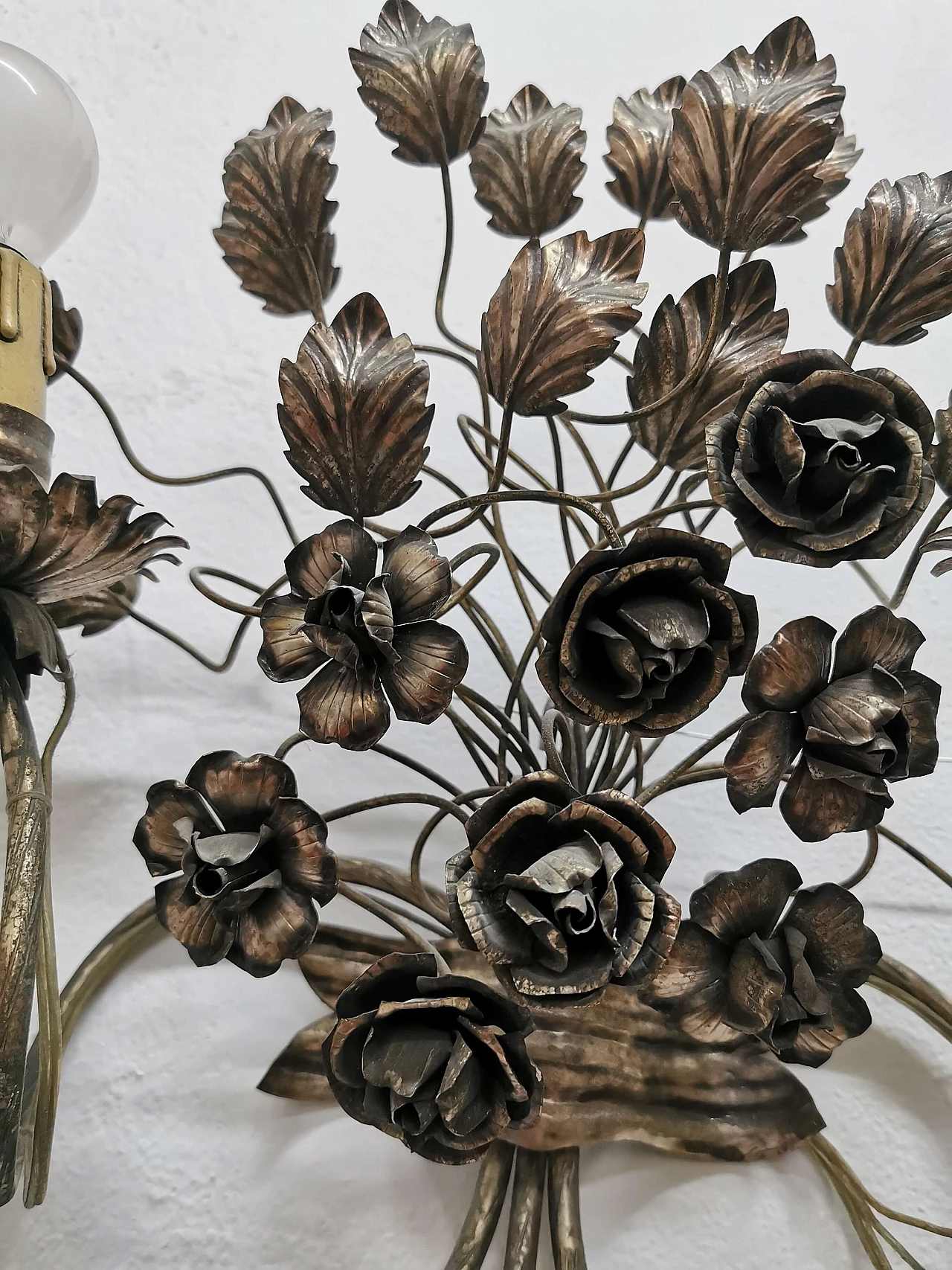 Coppia di appliques floreali in ferro battuto e argentato, anni '50 1190208