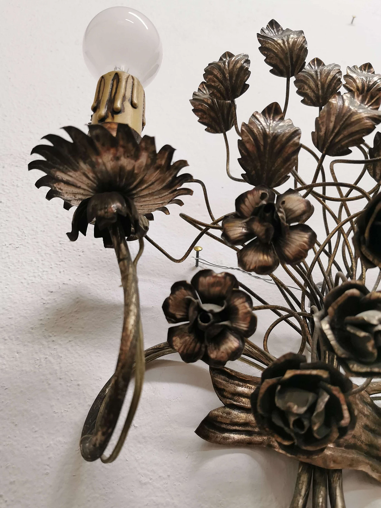 Pair of floral sconces in handcrafted silver plated iron, 50s 1190211